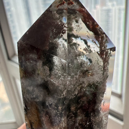 彩幽靈柱

幽靈是指內有多種顏色的火山泥或礦物質，主要有綠、紅、橙和白，包含了多種功效。

綠幽靈

-主正財，由事業，主意帶來的財富

-聚財，由辛勤努力而累積的財富

-招有助增旺事業的貴人

-平穩情緒

紅幽靈

-增加包容心與同理心

-增加理解力與包容能力

-招財的功效

-緩解疲憊，放鬆情緒

白幽靈

-淨化個人氣場

-提升記憶力