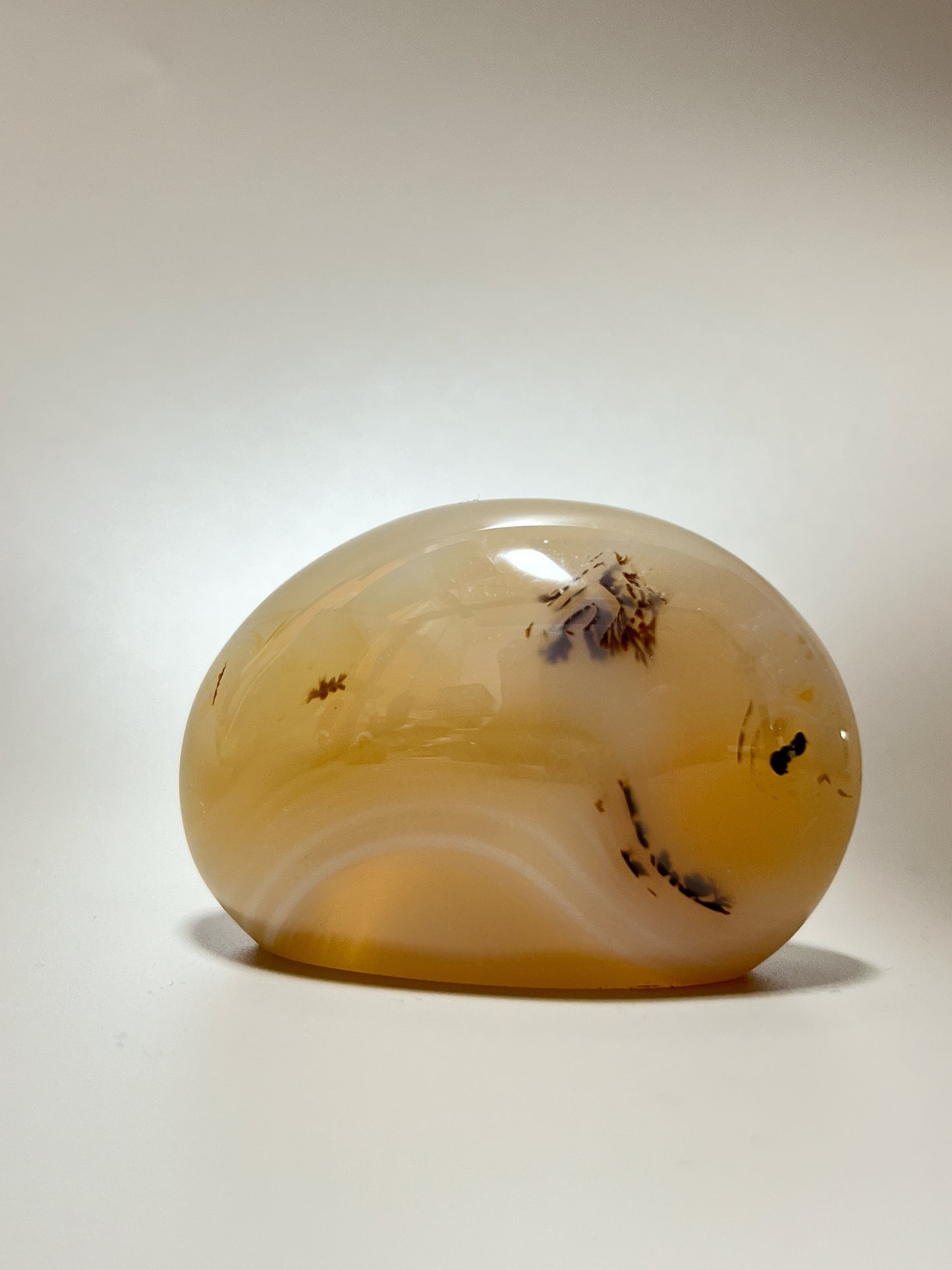 瑪瑙共生軟錳礦

這顆瑪瑙裡裡面共生了軟錳礦(又名樹枝,苔紋), 是因為二氧化錳滲入的關係造成樹枝狀的樣子, 會出現在水晶和瑪瑙裡面。

-能令人精神放鬆，減少失眠症狀

-瑪瑙具有平衡，穩定及保護的作用

-也是護身符及辟邪物，有保平安功效