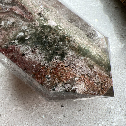 彩幽靈柱

幽靈是指內有多種顏色的火山泥或礦物質，主要有綠、紅、橙和白，包含了多種功效。

綠幽靈

-主正財，由事業，主意帶來的財富

-聚財，由辛勤努力而累積的財富

-招有助增旺事業的貴人

-平穩情緒

紅幽靈

-增加包容心與同理心

-增加理解力與包容能力

-招財的功效

-緩解疲憊，放鬆情緒

白幽靈

-淨化個人氣場

-提升記憶力