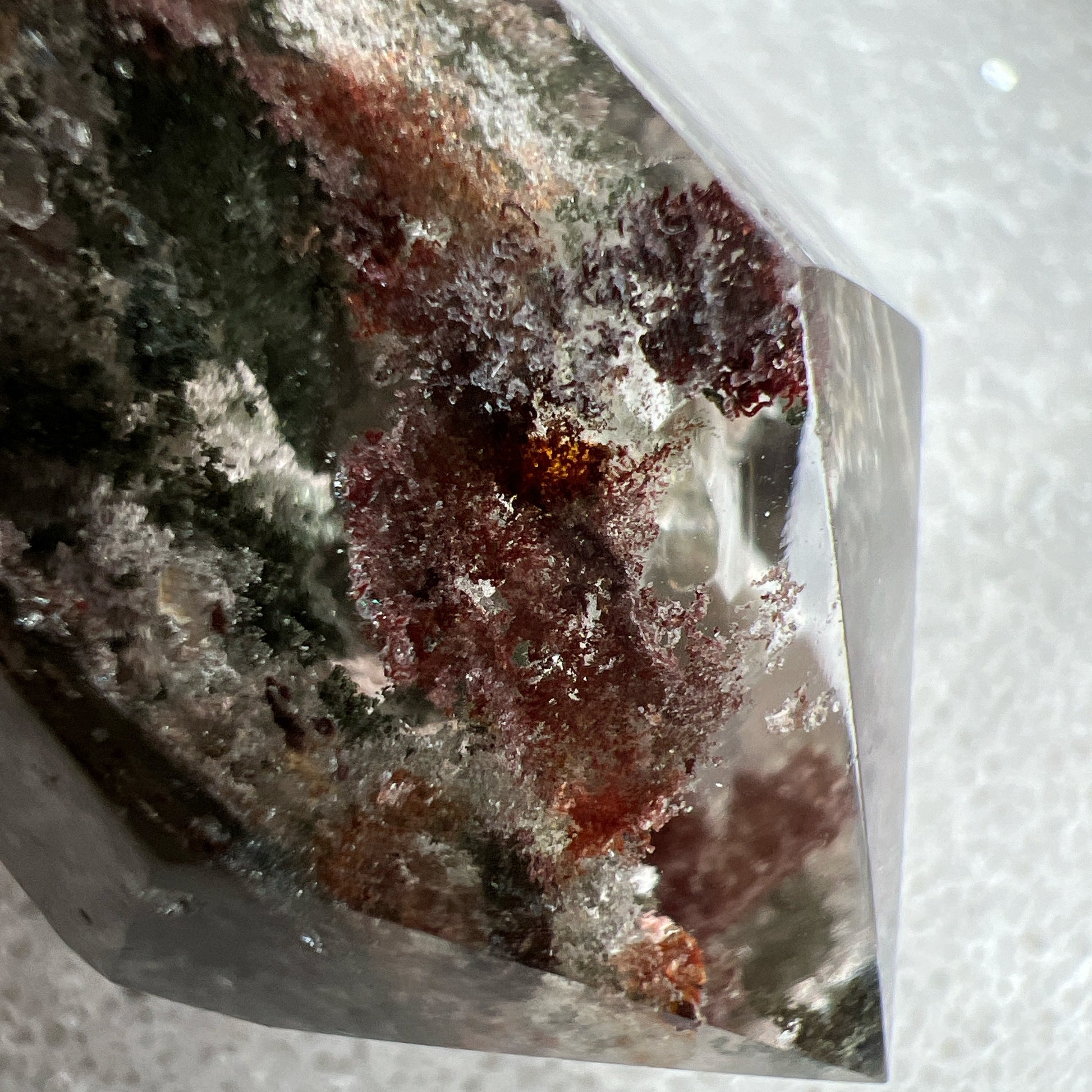 彩幽靈柱

幽靈是指內有多種顏色的火山泥或礦物質，主要有綠、紅、橙和白，包含了多種功效。

綠幽靈

-主正財，由事業，主意帶來的財富

-聚財，由辛勤努力而累積的財富

-招有助增旺事業的貴人

-平穩情緒

紅幽靈

-增加包容心與同理心

-增加理解力與包容能力

-招財的功效

-緩解疲憊，放鬆情緒

白幽靈

-淨化個人氣場

-提升記憶力