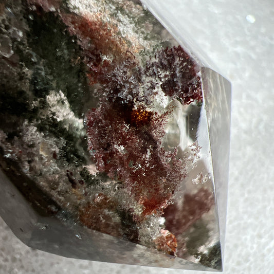 彩幽靈柱

幽靈是指內有多種顏色的火山泥或礦物質，主要有綠、紅、橙和白，包含了多種功效。

綠幽靈

-主正財，由事業，主意帶來的財富

-聚財，由辛勤努力而累積的財富

-招有助增旺事業的貴人

-平穩情緒

紅幽靈

-增加包容心與同理心

-增加理解力與包容能力

-招財的功效

-緩解疲憊，放鬆情緒

白幽靈

-淨化個人氣場

-提升記憶力