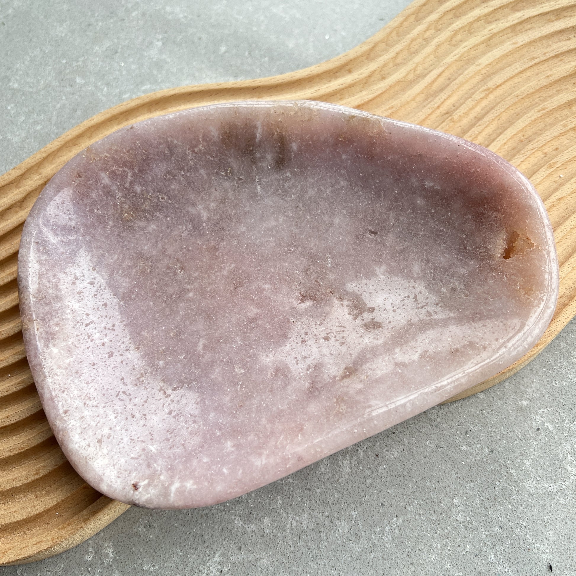 巴西直送粉紅紫晶碟 🤭鍾情粉色的不可錯過

整隻碟都是Bling Bling ✨✨一閃一閃✨🫶🏻

-療癒心靈，舒緩情緒
-學習愛與被愛
-引領你從低潮中走出來