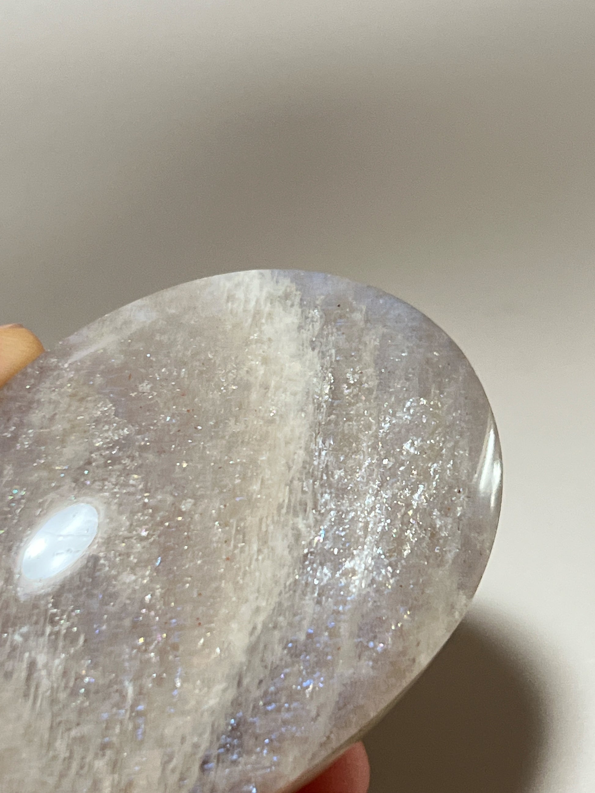 月亮石（Moonstone）又名月光石，亦是六月的幸運誕生石，象徵著健康、富貴與美好的守護：

情緒的穩定劑： 有助於安撫內心的起伏，緩解壓力和負面情緒。

柔化氣場： 適合性格較衝動、說話率直的人，幫助我們在表達時變得更柔和、更具包容力。

放鬆身心： 協助釋放身體與心靈的緊繃，重拾內心的平靜與和諧。

情感的潤滑劑： 溫柔的光芒能滋養親密關係，是守護愛情、化解情侶間小小紛爭的經典晶石。