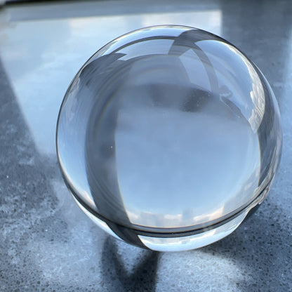 Clear Quartz Sphere 白水晶球

靜靜地看著，可以令煩悶的情緒暫時放下，享受寧靜的一刻😊

-「水晶之王」，是萬用療癒石

-能淨化四周負性能量

-釋放負能量，平衡內心的焦慮不安

-鎮定安神之效，開發智慧

-提升自我肯定，提升正能量

-幫助集中注意力，有助讀書求學

Diameter : 42.6mm
