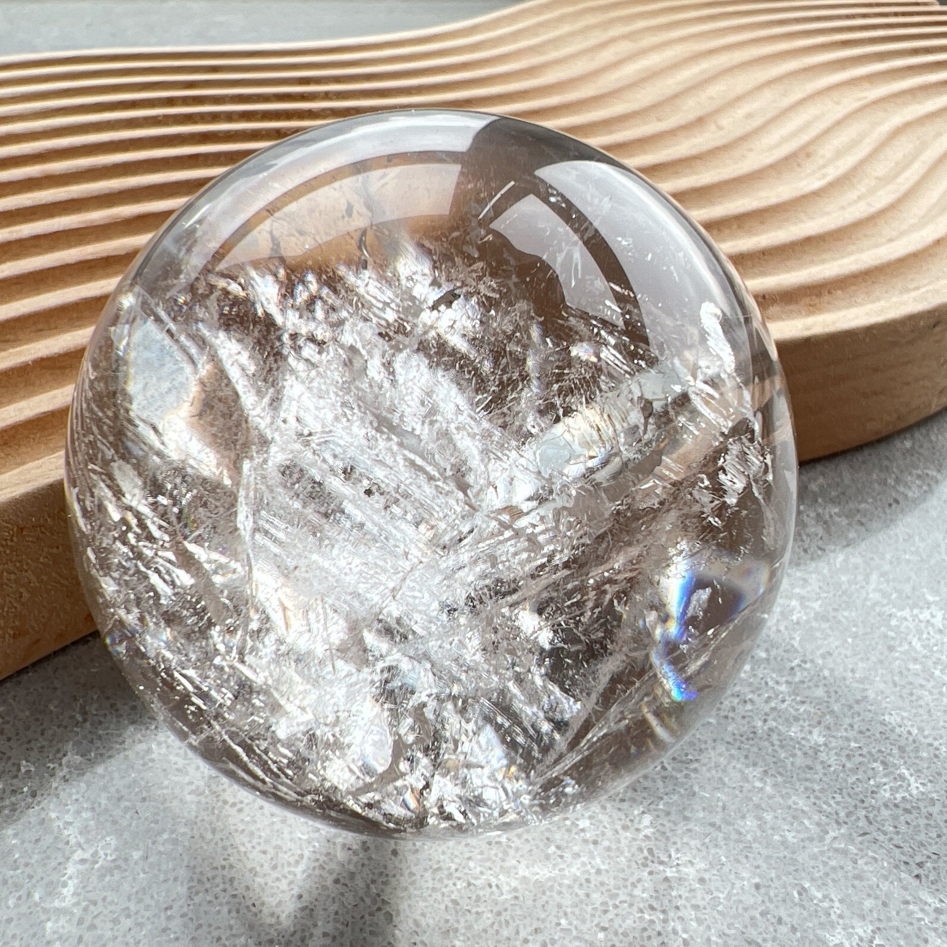 白水晶球

靜靜地看著，可以令煩悶的情緒暫時放下，享受寧靜的一刻😊

-「水晶之王」，是萬用療癒石

-能淨化四周負性能量

-釋放負能量，平衡內心的焦慮不安

-鎮定安神之效，開發智慧

-提升自我肯定，提升正能量

-幫助集中注意力，有助讀書求學