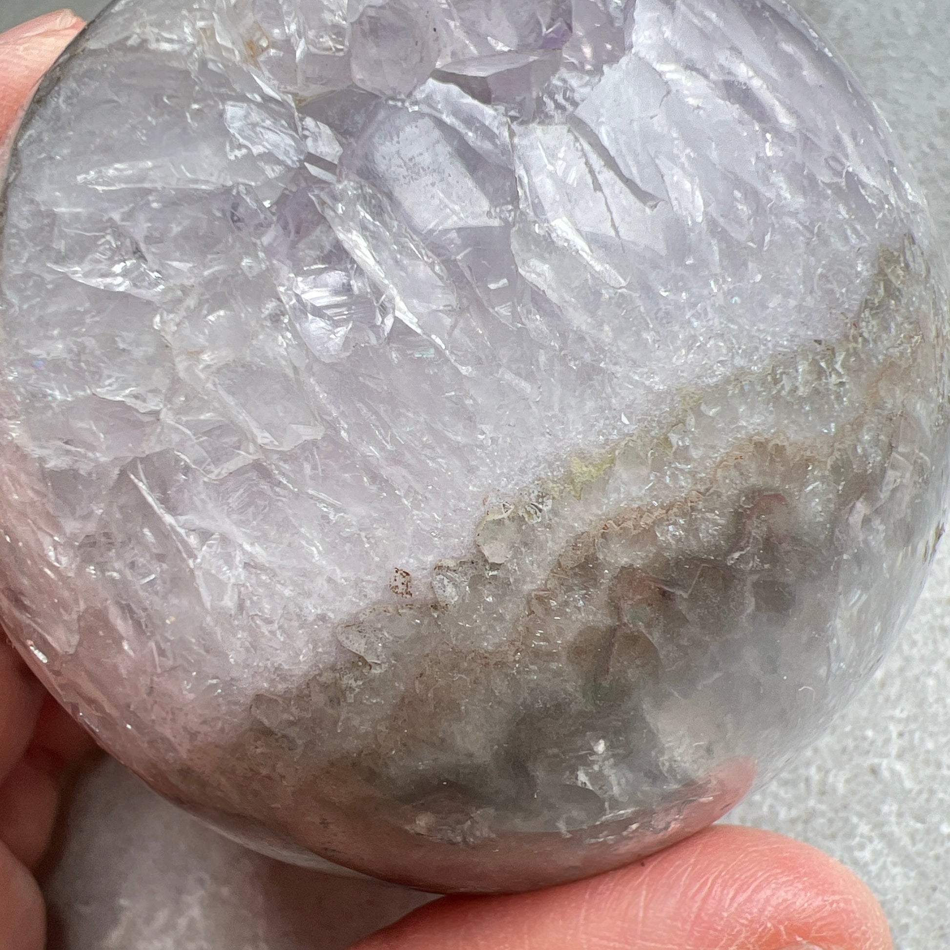 巴西紫晶開口笑球

這是一個全晶體，冇任何石皮，淡淡嘅丁香紫色，閃閃嘅晶牙，

水晶球背後還共生少量方解石。

開口笑水晶簇球是一種很多人喜愛的風水石，有招財聚財，招貴人之效用，如果想放置的位置唔容許擺設大型晶洞，這種開口笑一定會是最佳選擇😊

紫晶，一向代表著智慧，加強決策力，利人緣，對舒緩緊張情緒有幫助，促進問題解決。