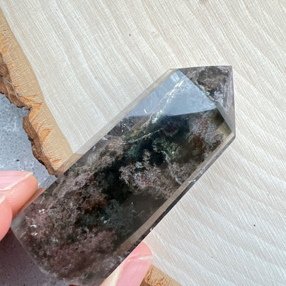 彩幽靈柱

幽靈是指內有多種顏色的火山泥或礦物質，主要有綠、紅、橙和白，包含了多種功效。

綠幽靈

-主正財，由事業，主意帶來的財富

-聚財，由辛勤努力而累積的財富

-招有助增旺事業的貴人

-平穩情緒

紅幽靈

-增加包容心與同理心

-增加理解力與包容能力

-招財的功效

-緩解疲憊，放鬆情緒

白幽靈

-淨化個人氣場

-提升記憶力