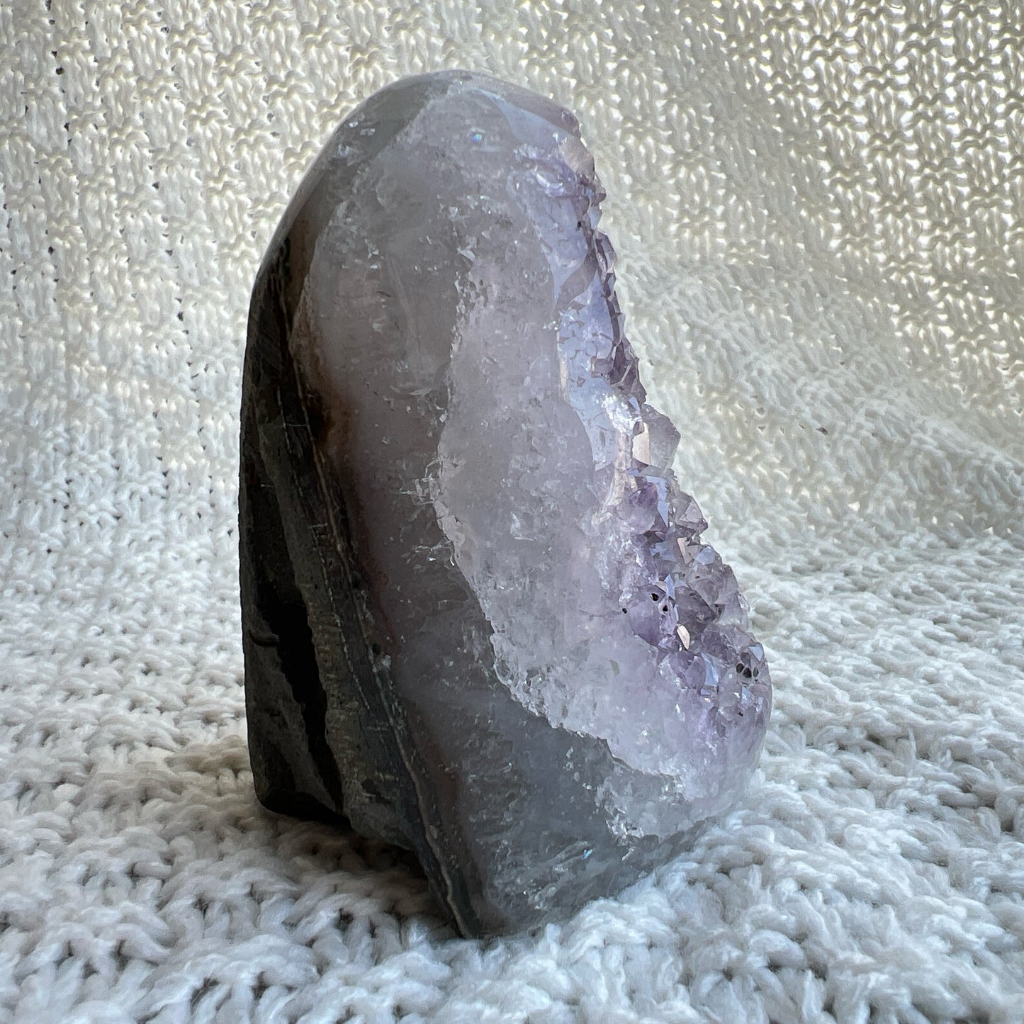 紫晶鎮

紫晶鎮是吉祥如意的寶石，放置在辦公室、客廳、書房與臥室等，都可以用以淨化室內不淨的磁場及負能量。

可以幫手串消磁、淨化、充電。

紫水晶

-代表著智慧，幫助頭腦清晰

-增加機智，提高直覺力與潛意識

-有助思考，激發創意，加強記憶力

-有「社交之石」之稱，有助於常遇貴人

-紫色光招引人緣及貴人，具有中國風水學裡「因貴得財」之意。

-加強包容心、容忍性

-舒緩緊張情緒，鎮定安神