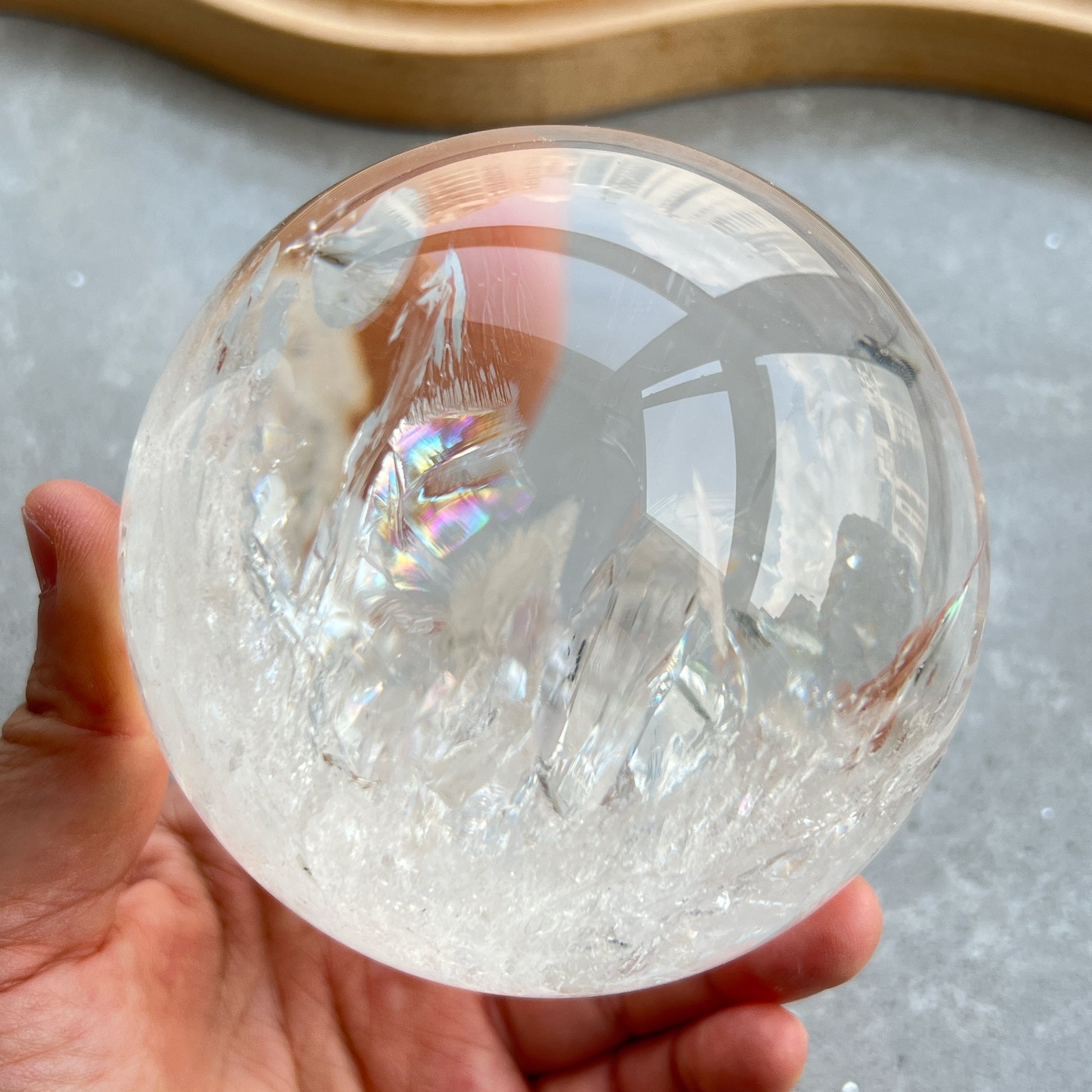 彩虹白水晶球

靜靜地看著，可以令煩悶的情緒暫時放下，享受寧靜的一刻😊

-「水晶之王」，是萬用療癒石

-能淨化四周負性能量

-釋放負能量，平衡內心的焦慮不安

-鎮定安神之效，開發智慧

-提升自我肯定，提升正能量

-幫助集中注意力，有助讀書求學