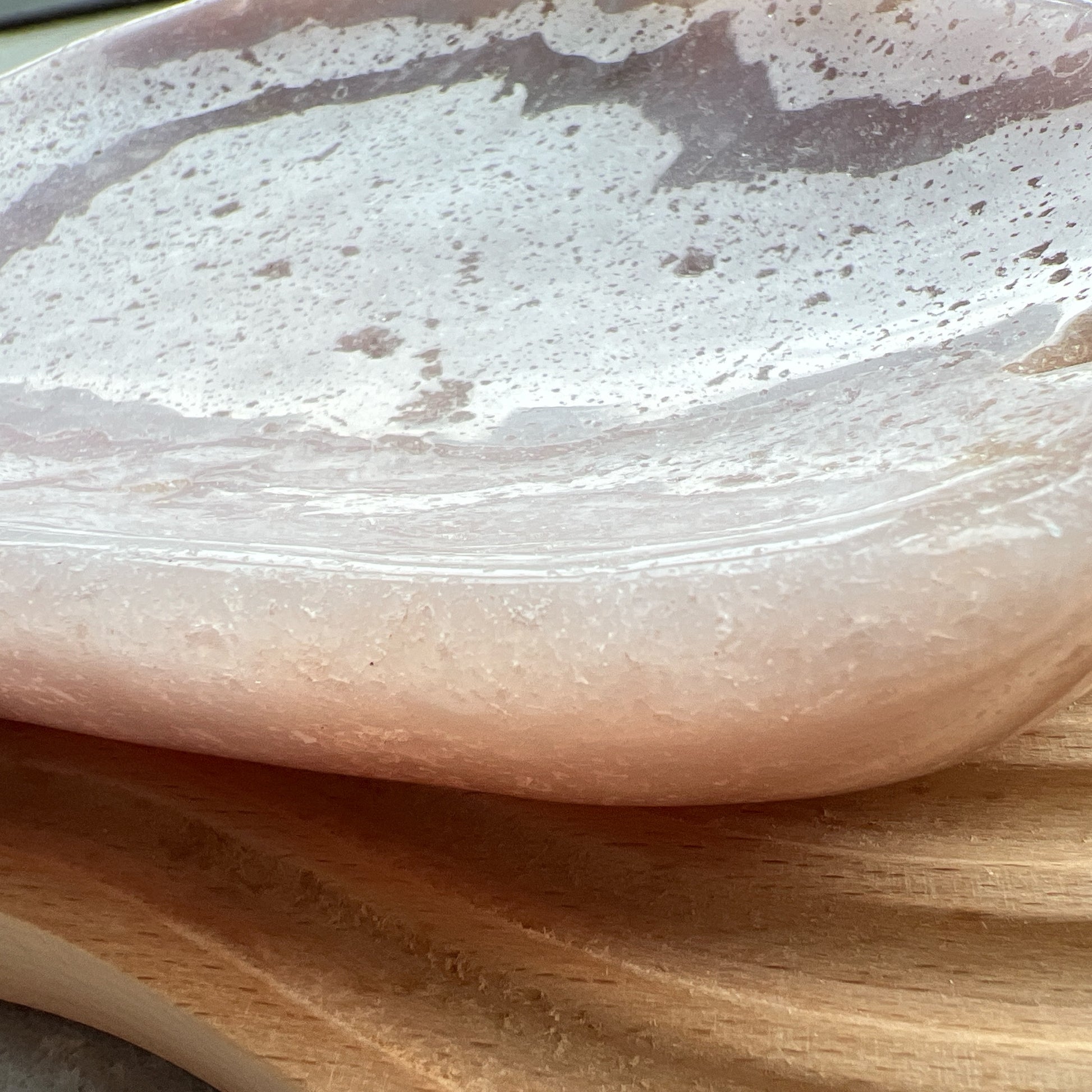 巴西直送粉紅紫晶碟 🤭鍾情粉色的不可錯過

整隻碟都是Bling Bling ✨✨一閃一閃✨🫶🏻

-療癒心靈，舒緩情緒
-學習愛與被愛
-引領你從低潮中走出來