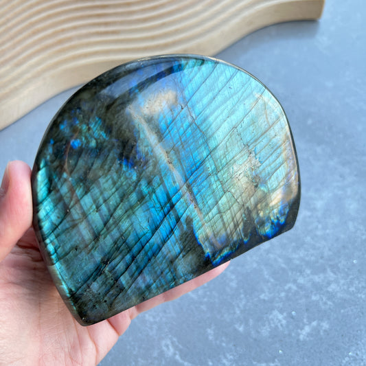 拉長石柱

-幫助穩定氣場

-舒緩急躁情緒和增加耐性

-激發想象力，鼓勵分析和邏輯

- 理解控制情緒信念，選擇更好信念

-帶來和平與幸福，擺脫負能量

-提升睡眠質素