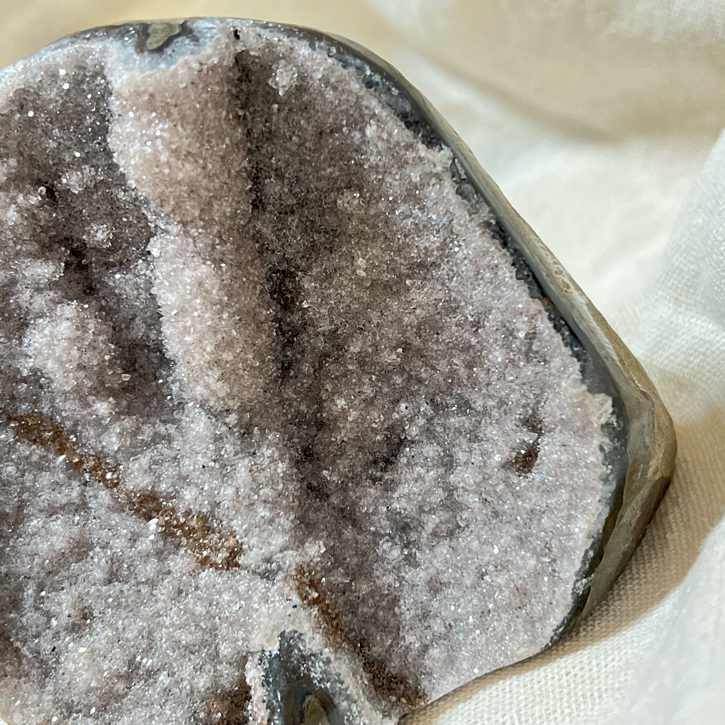 巴西軟糖淡灰紫異象紫晶鎮

因為他的一個特別記認，就立刻收下，紫晶鎮大多數都是差不多的外觀，所以有時候都真的是依賴感覺來收的

異象晶其實是紫水晶的變異，產量較紫水晶鎮稀少 ，異象晶鎮是吉祥如意的寶石，放置在辦公室、客廳、書房與臥室等，都可以用以淨化室內不淨的磁場及負能量。

異象晶鎮也可以幫手串消磁、淨化、充電。

紫水晶

-代表著智慧，幫助頭腦清晰

-增加機智，提高直覺力與潛意識

-有助思考，激發創意，加強記憶力

-有「社交之石」之稱，有助於常遇貴人

-紫色光招引人緣及貴人，具有中國風水學裡「因貴得財」之意。

-加強包容心、容忍性

-舒緩緊張情緒，鎮定安神