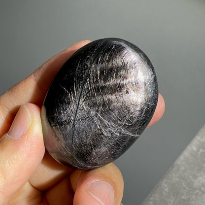 金運石/銀線石手把

金運石又名銀線石。它的英文名Hypersthene，是來自古希臘文，解作「超強力」的意思。它於古埃及時期已為皇室貴族所擁有的幸運之石，具辟邪擋災及招財之效。

&nbsp;亮黑的金運石在光線的照射下，閃耀著銀線紋理及金屬線眼的光輝

-辟邪化煞，保平安

-招財，招好運氣🍀

-消除負能量，改善情緒

-增強生命力，恢復精神和體力

-加強行動力，增強領袖魅力
