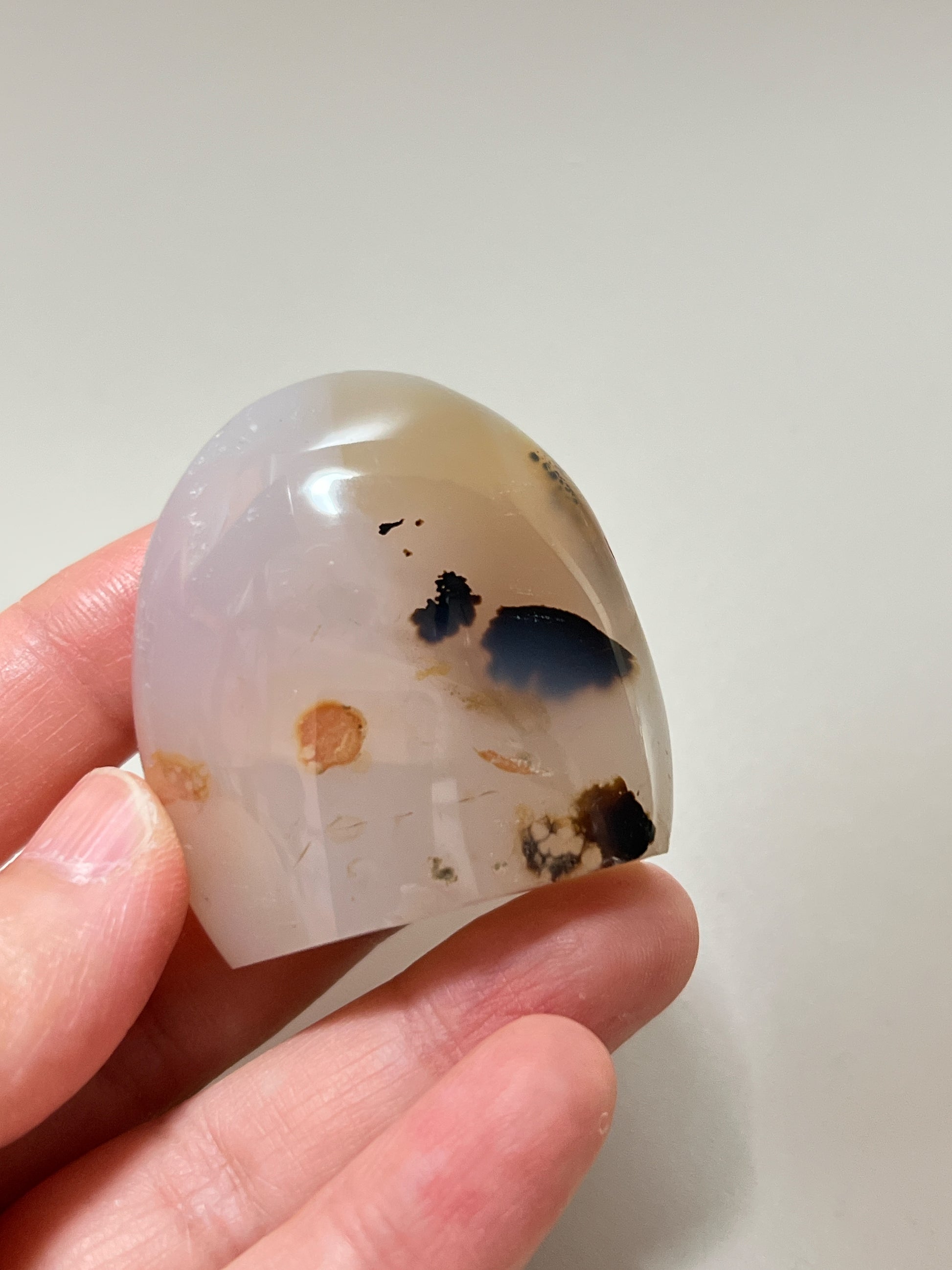 瑪瑙共生軟錳礦

這顆瑪瑙裡裡面共生了軟錳礦(又名樹枝,苔紋), 是因為二氧化錳滲入的關係造成樹枝狀的樣子, 會出現在水晶和瑪瑙裡面。

-能令人精神放鬆，減少失眠症狀

-瑪瑙具有平衡，穩定及保護的作用

-也是護身符及辟邪物，有保平安功效