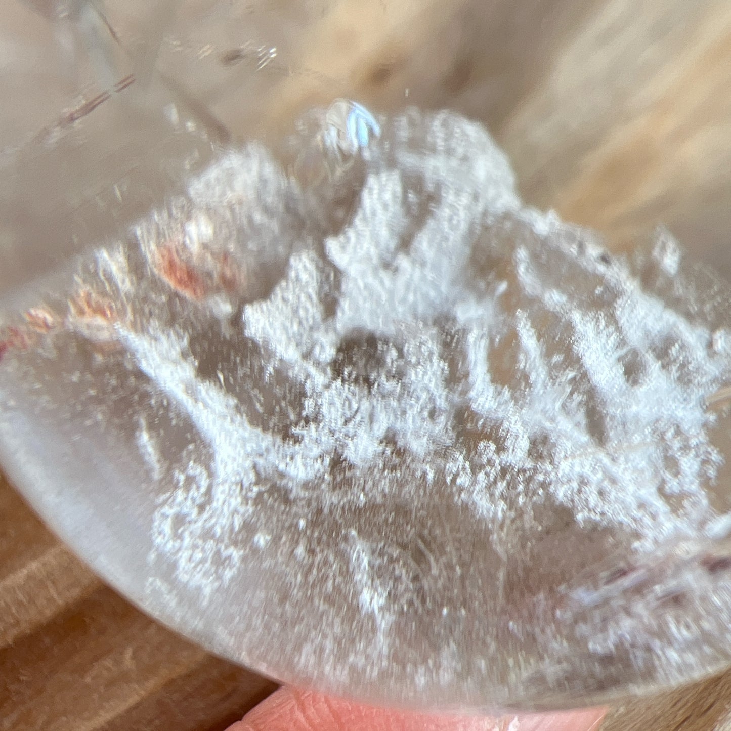 白幽靈

-淨化個人氣場

-提升記憶力

&nbsp;

白水晶

-「水晶之王」，是萬用療癒石

-能淨化四周負性能量

-釋放負能量，平衡內心的焦慮不安

-鎮定安神之效，開發智慧

-提升自我肯定，提升正能量

-幫助集中注意力，有助讀書求學