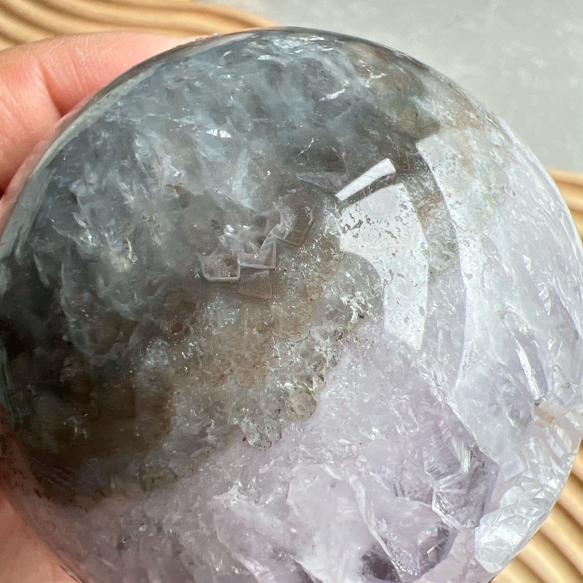 巴西紫晶開口笑球

這是一個全晶體，冇任何石皮，淡淡嘅丁香紫色，閃閃嘅晶牙，

水晶球背後還共生少量方解石。

開口笑水晶簇球是一種很多人喜愛的風水石，有招財聚財，招貴人之效用，如果想放置的位置唔容許擺設大型晶洞，這種開口笑一定會是最佳選擇😊

紫晶，一向代表著智慧，加強決策力，利人緣，對舒緩緊張情緒有幫助，促進問題解決。