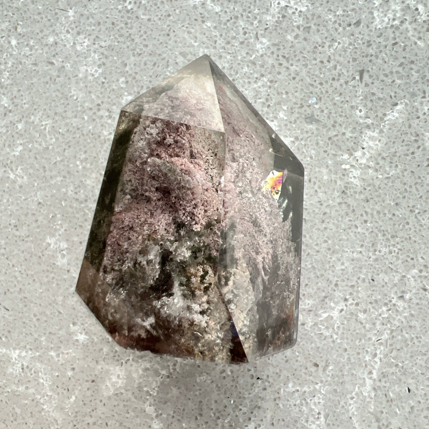 彩幽靈柱

幽靈是指內有多種顏色的火山泥或礦物質，主要有綠、紅、橙和白，包含了多種功效。

綠幽靈

-主正財，由事業，主意帶來的財富

-聚財，由辛勤努力而累積的財富

-招有助增旺事業的貴人

-平穩情緒

紅幽靈

-增加包容心與同理心

-增加理解力與包容能力

-招財的功效

-緩解疲憊，放鬆情緒

白幽靈

-淨化個人氣場

-提升記憶力