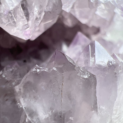 Brazil Amethyst Sphere 巴西紫晶開口笑球

這是一個全晶體，冇任何石皮，淡淡嘅丁香紫色，閃閃嘅晶牙，

水晶球背後還共生少量方解石。

開口笑水晶簇球是一種很多人喜愛的風水石，有招財聚財，招貴人之效用，如果想放置的位置唔容許擺設大型晶洞，這種開口笑一定會是最佳選擇😊

紫晶，一向代表著智慧，加強決策力，利人緣，對舒緩緊張情緒有幫助，促進問題解決。