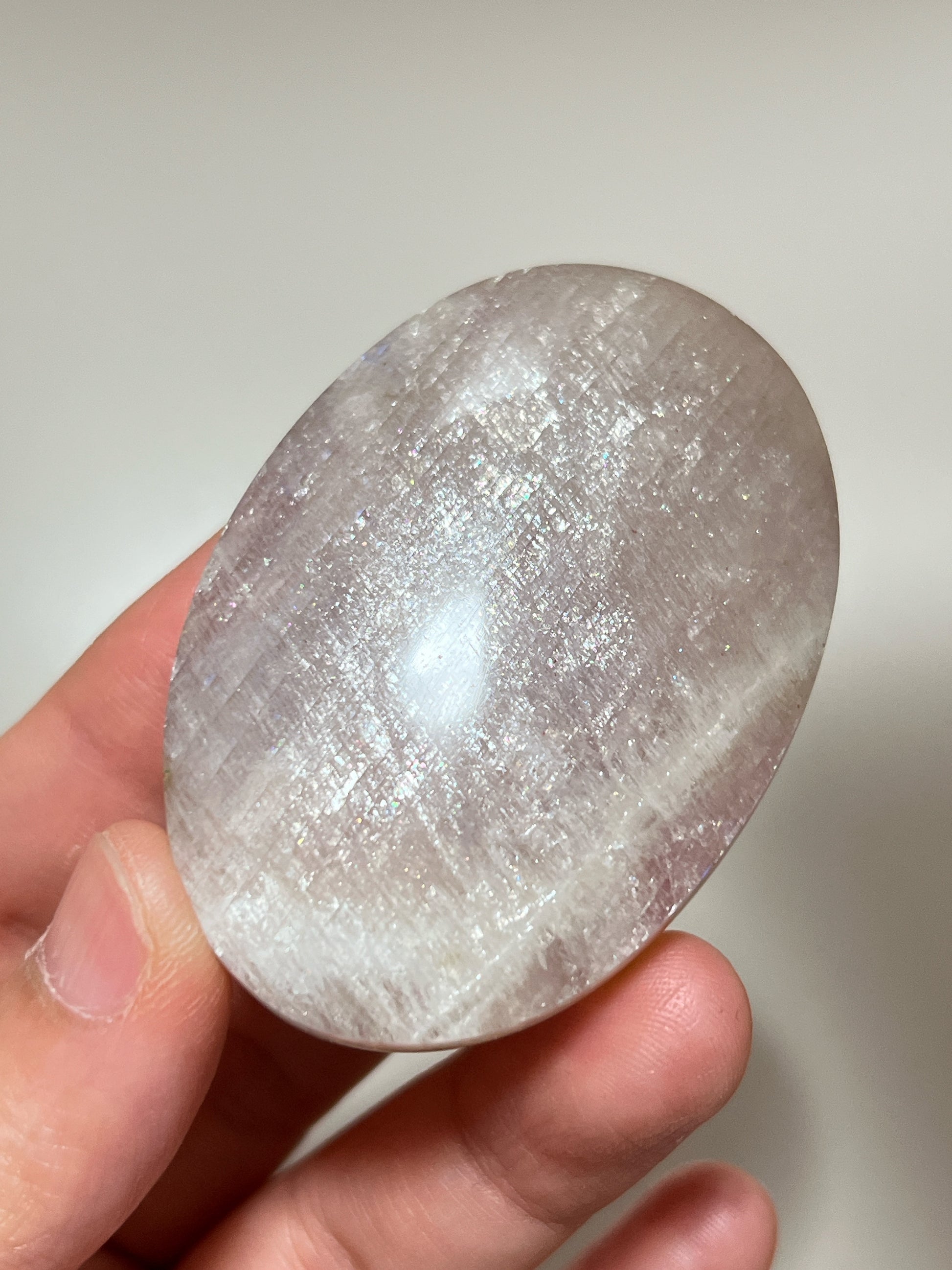 月亮石（Moonstone）又名月光石，亦是六月的幸運誕生石，象徵著健康、富貴與美好的守護：

情緒的穩定劑： 有助於安撫內心的起伏，緩解壓力和負面情緒。

柔化氣場： 適合性格較衝動、說話率直的人，幫助我們在表達時變得更柔和、更具包容力。

放鬆身心： 協助釋放身體與心靈的緊繃，重拾內心的平靜與和諧。

情感的潤滑劑： 溫柔的光芒能滋養親密關係，是守護愛情、化解情侶間小小紛爭的經典晶石。