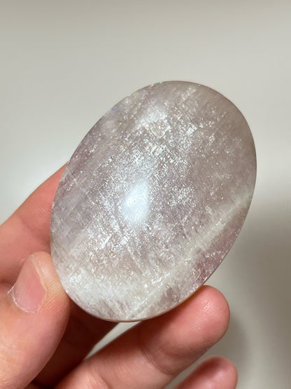 月亮石（Moonstone）又名月光石，亦是六月的幸運誕生石，象徵著健康、富貴與美好的守護：

情緒的穩定劑： 有助於安撫內心的起伏，緩解壓力和負面情緒。

柔化氣場： 適合性格較衝動、說話率直的人，幫助我們在表達時變得更柔和、更具包容力。

放鬆身心： 協助釋放身體與心靈的緊繃，重拾內心的平靜與和諧。

情感的潤滑劑： 溫柔的光芒能滋養親密關係，是守護愛情、化解情侶間小小紛爭的經典晶石。