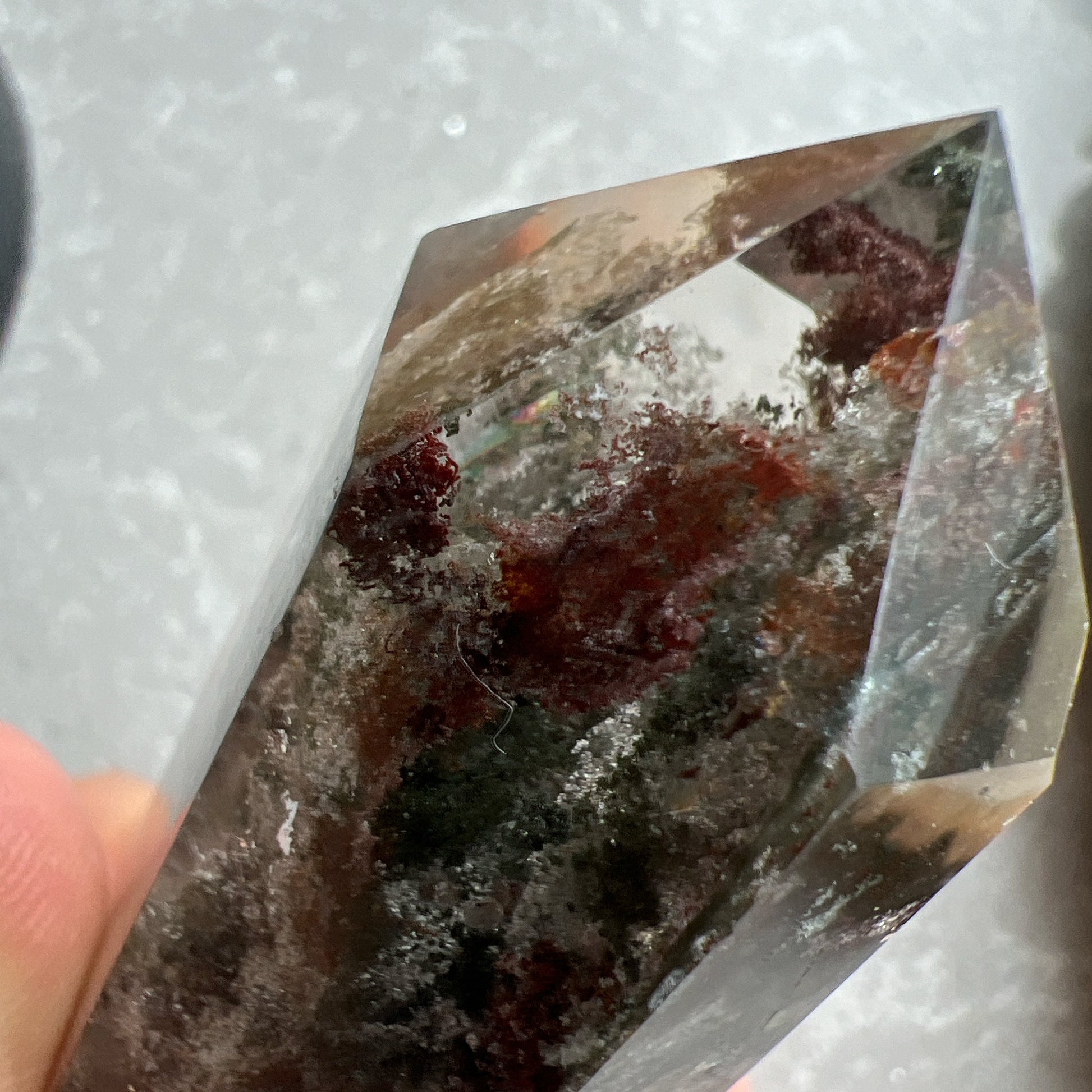 彩幽靈柱

幽靈是指內有多種顏色的火山泥或礦物質，主要有綠、紅、橙和白，包含了多種功效。

綠幽靈

-主正財，由事業，主意帶來的財富

-聚財，由辛勤努力而累積的財富

-招有助增旺事業的貴人

-平穩情緒

紅幽靈

-增加包容心與同理心

-增加理解力與包容能力

-招財的功效

-緩解疲憊，放鬆情緒

白幽靈

-淨化個人氣場

-提升記憶力