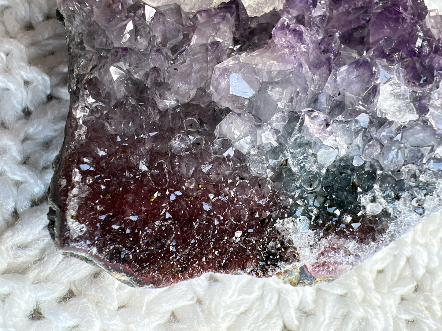 這個是有方解石共生同有少少異象紫晶的紫晶簇，小巧的外型，放屋企，工作枱最適合不過😊

紫晶簇

紫晶簇是吉祥如意的寶石，放置在辦公室、客廳、書房與臥室等，都可以用以淨化室內不淨的磁場及負能量。

可以幫手串消磁、淨化、充電。

紫水晶

-代表著智慧，幫助頭腦清晰

-增加機智，提高直覺力與潛意識

-有助思考，激發創意，加強記憶力

-有「社交之石」之稱，有助於常遇貴人

-紫色光招引人緣及貴人，具有中國風水學裡「因貴得財」之意。

-加強包容心、容忍性

-舒緩緊張情緒，鎮定安神