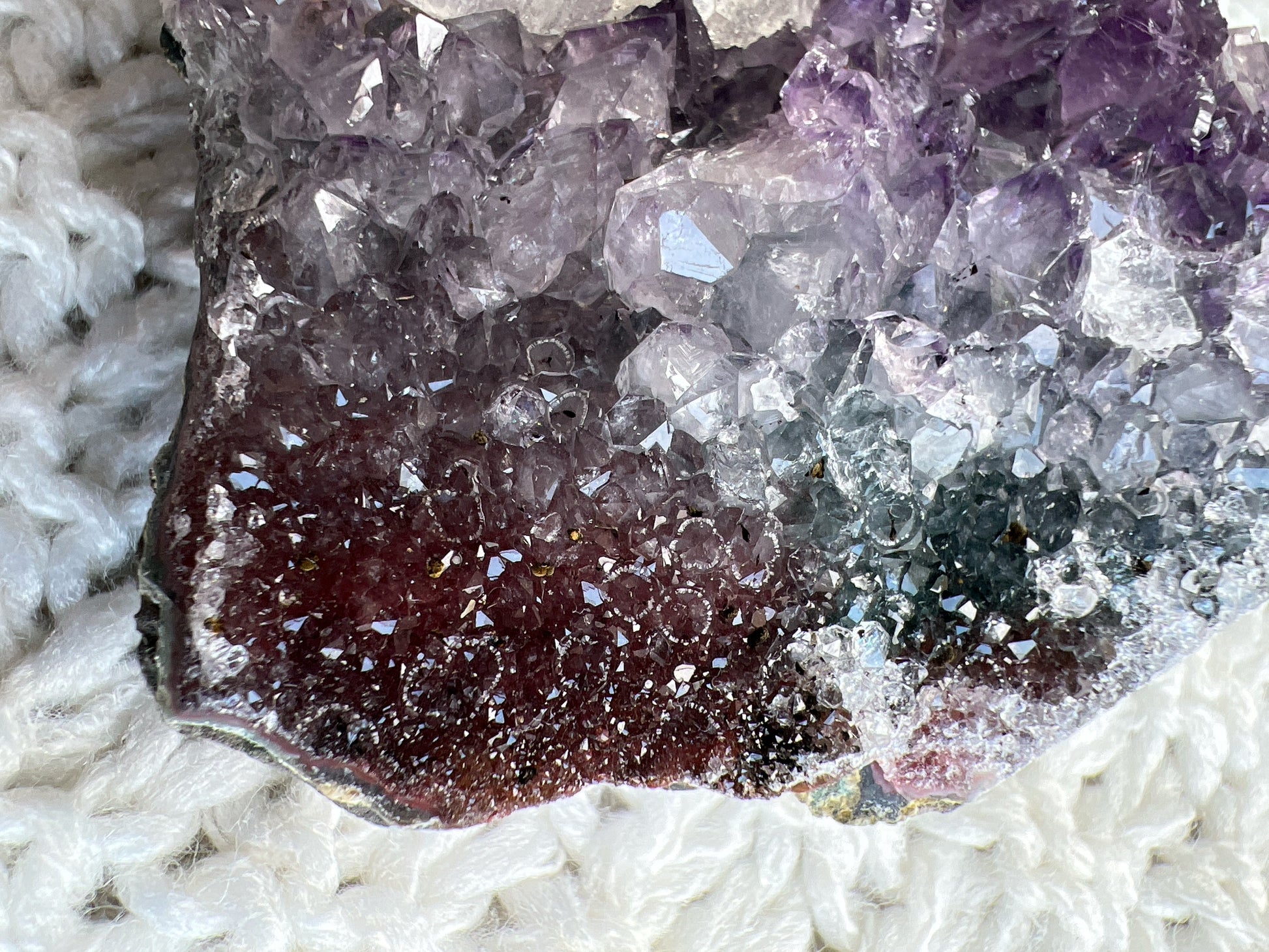 這個是有方解石共生同有少少異象紫晶的紫晶簇，小巧的外型，放屋企，工作枱最適合不過😊

紫晶簇

紫晶簇是吉祥如意的寶石，放置在辦公室、客廳、書房與臥室等，都可以用以淨化室內不淨的磁場及負能量。

可以幫手串消磁、淨化、充電。

紫水晶

-代表著智慧，幫助頭腦清晰

-增加機智，提高直覺力與潛意識

-有助思考，激發創意，加強記憶力

-有「社交之石」之稱，有助於常遇貴人

-紫色光招引人緣及貴人，具有中國風水學裡「因貴得財」之意。

-加強包容心、容忍性

-舒緩緊張情緒，鎮定安神