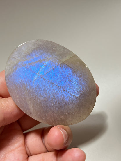｜月亮石的靈性守護

月亮石（Moonstone）又名月光石，亦是六月的幸運誕生石，象徵著健康、富貴與美好的守護：

情緒的穩定劑： 有助於安撫內心的起伏，緩解壓力和負面情緒。

柔化氣場： 適合性格較衝動、說話率直的人，幫助我們在表達時變得更柔和、更具包容力。

放鬆身心： 協助釋放身體與心靈的緊繃，重拾內心的平靜與和諧。

情感的潤滑劑： 溫柔的光芒能滋養親密關係，是守護愛情、化解情侶間小小紛爭的經典晶石。