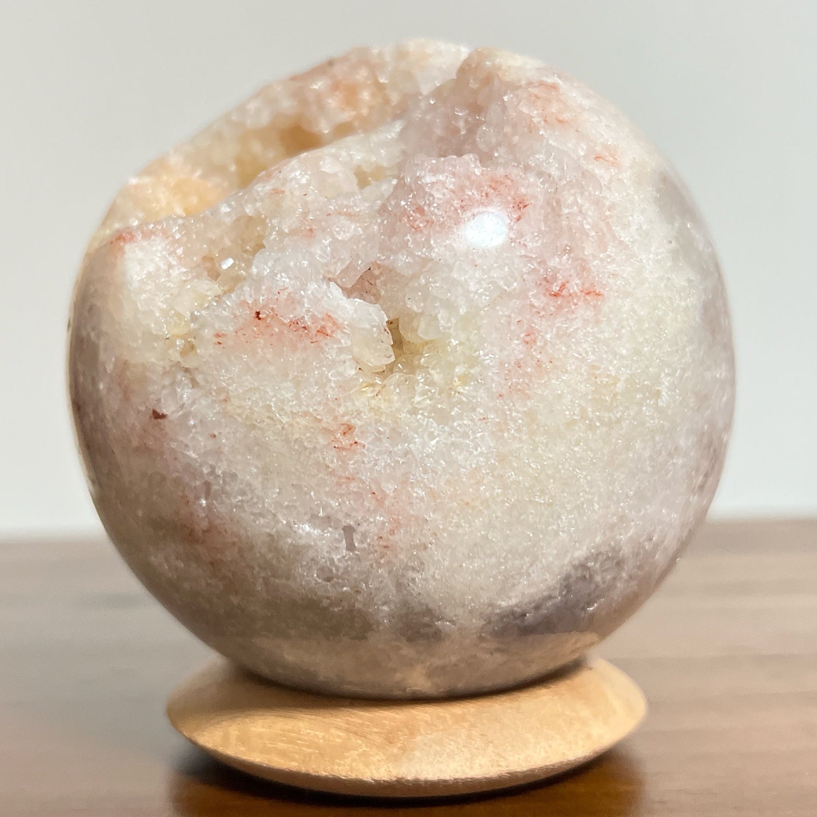 粉紅紫水晶球

-療癒心靈，舒緩情緒

-提高自我肯定，價值

-學習愛與被愛

-引領情感抒發，從低潮中走出來