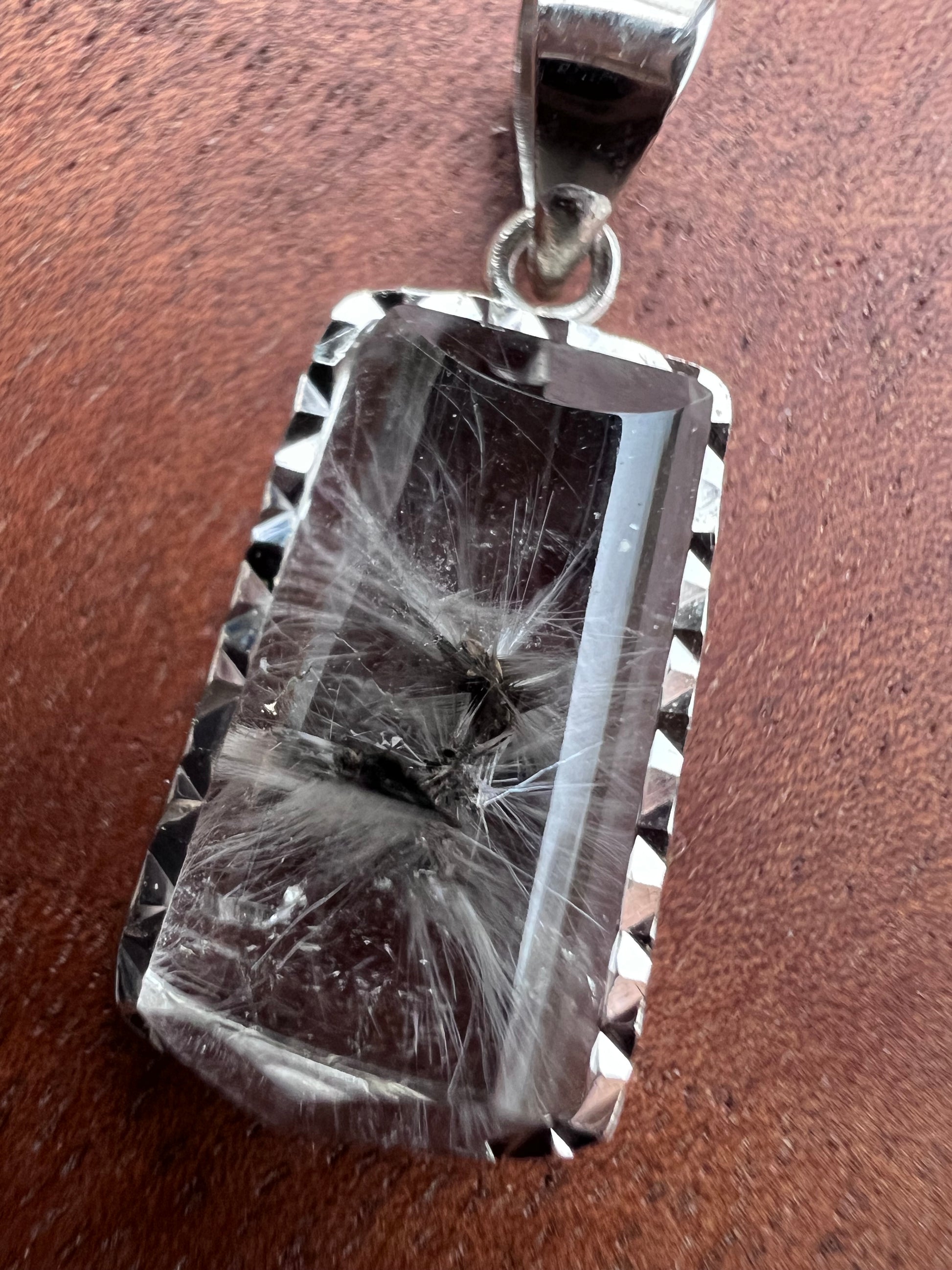 黑銀鈦s925銀包邊吊墜

-可防止靈異干擾與預防黑巫術

-擁有強烈正氣，有強力之避邪驅凶之效

-銀鈦晶之銀白色髮晶象徵如意寶

-有助消除緊張情緒, 讓您心想事成

-能加強信念、自信心、果斷力，使你放開心扉、邁向目標