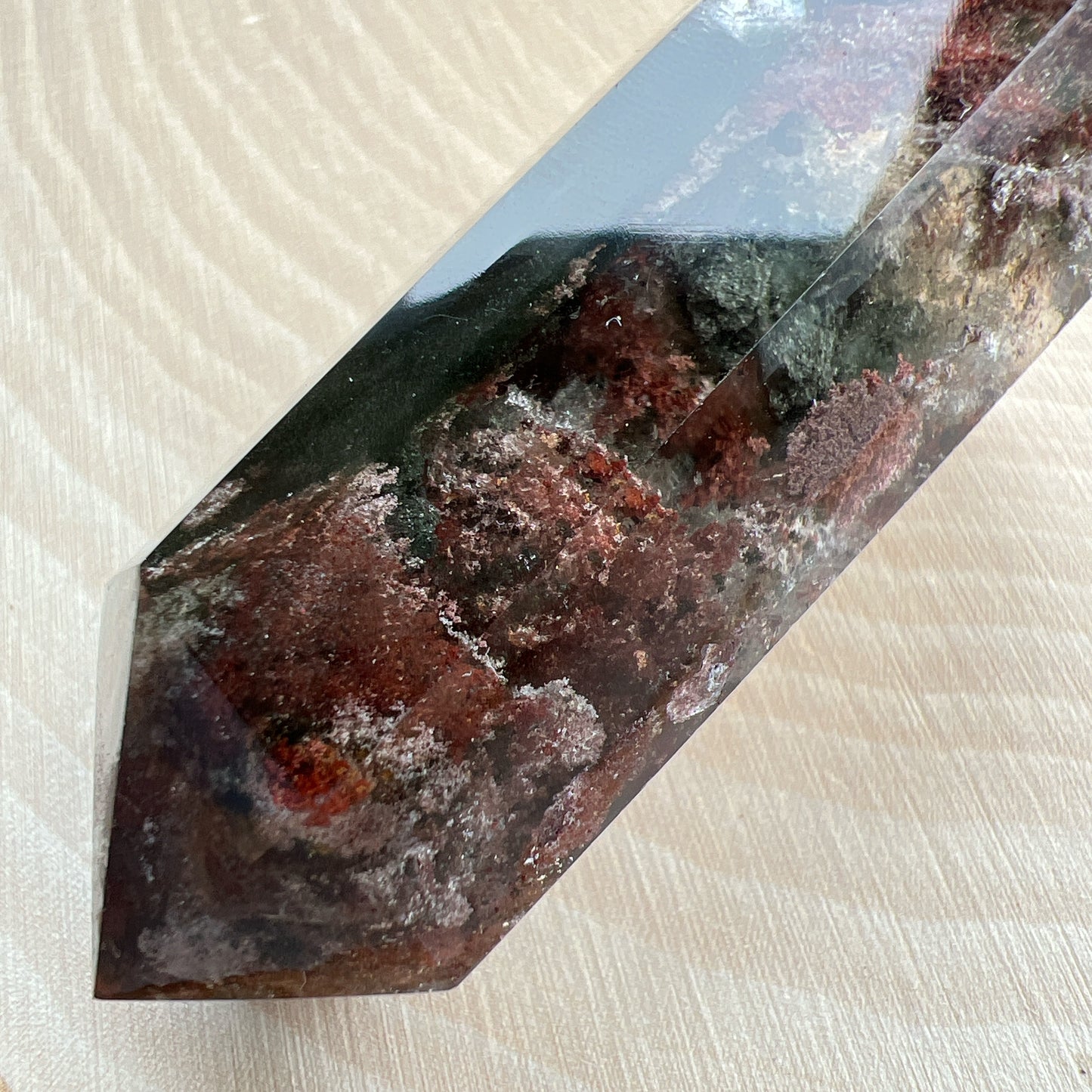 彩幽靈柱

幽靈是指內有多種顏色的火山泥或礦物質，主要有綠、紅、橙和白，包含了多種功效。

綠幽靈

-主正財，由事業，主意帶來的財富

-聚財，由辛勤努力而累積的財富

-招有助增旺事業的貴人

-平穩情緒

紅幽靈

-增加包容心與同理心

-增加理解力與包容能力

-招財的功效

-緩解疲憊，放鬆情緒

白幽靈

-淨化個人氣場

-提升記憶力