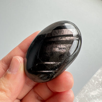 金運石/銀線石手把

金運石又名銀線石。它的英文名Hypersthene，是來自古希臘文，解作「超強力」的意思。它於古埃及時期已為皇室貴族所擁有的幸運之石，具辟邪擋災及招財之效。

&nbsp;亮黑的金運石在光線的照射下，閃耀著銀線紋理及金屬線眼的光輝

-辟邪化煞，保平安

-招財，招好運氣🍀

-消除負能量，改善情緒

-增強生命力，恢復精神和體力

-加強行動力，增強領袖魅力