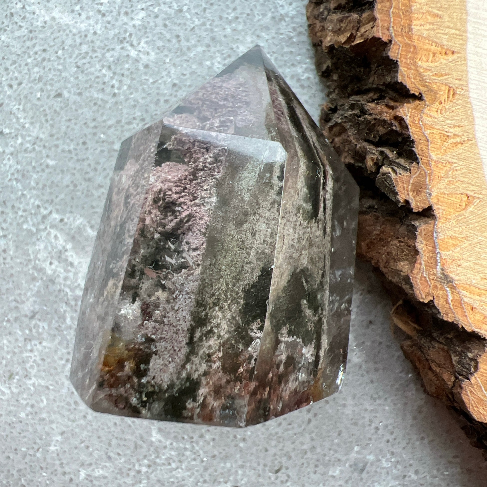 彩幽靈柱

幽靈是指內有多種顏色的火山泥或礦物質，主要有綠、紅、橙和白，包含了多種功效。

綠幽靈

-主正財，由事業，主意帶來的財富

-聚財，由辛勤努力而累積的財富

-招有助增旺事業的貴人

-平穩情緒

紅幽靈

-增加包容心與同理心

-增加理解力與包容能力

-招財的功效

-緩解疲憊，放鬆情緒

白幽靈

-淨化個人氣場

-提升記憶力