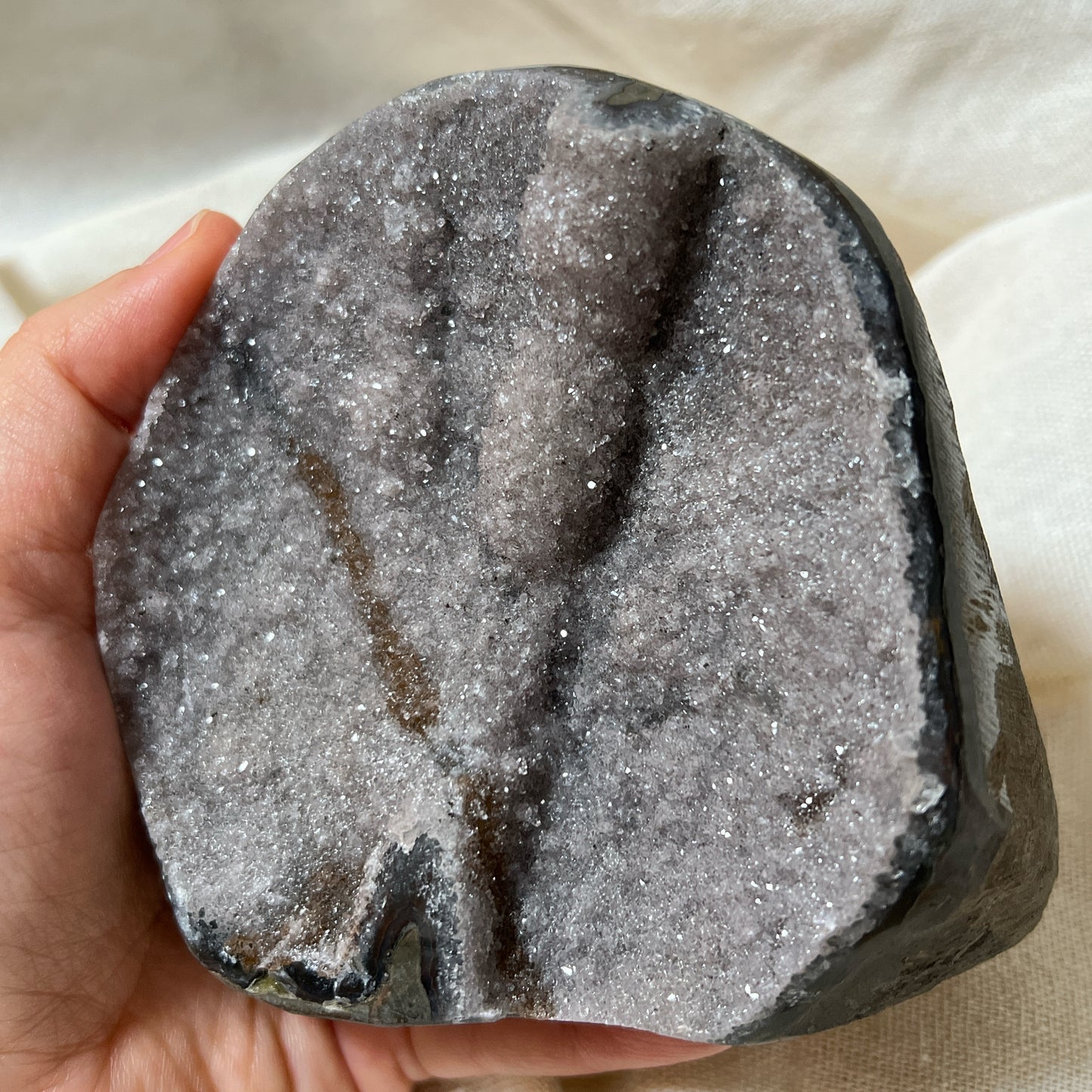 巴西軟糖淡灰紫異象紫晶鎮

因為他的一個特別記認，就立刻收下，紫晶鎮大多數都是差不多的外觀，所以有時候都真的是依賴感覺來收的

異象晶其實是紫水晶的變異，產量較紫水晶鎮稀少 ，異象晶鎮是吉祥如意的寶石，放置在辦公室、客廳、書房與臥室等，都可以用以淨化室內不淨的磁場及負能量。

異象晶鎮也可以幫手串消磁、淨化、充電。

紫水晶

-代表著智慧，幫助頭腦清晰

-增加機智，提高直覺力與潛意識

-有助思考，激發創意，加強記憶力

-有「社交之石」之稱，有助於常遇貴人

-紫色光招引人緣及貴人，具有中國風水學裡「因貴得財」之意。

-加強包容心、容忍性

-舒緩緊張情緒，鎮定安神