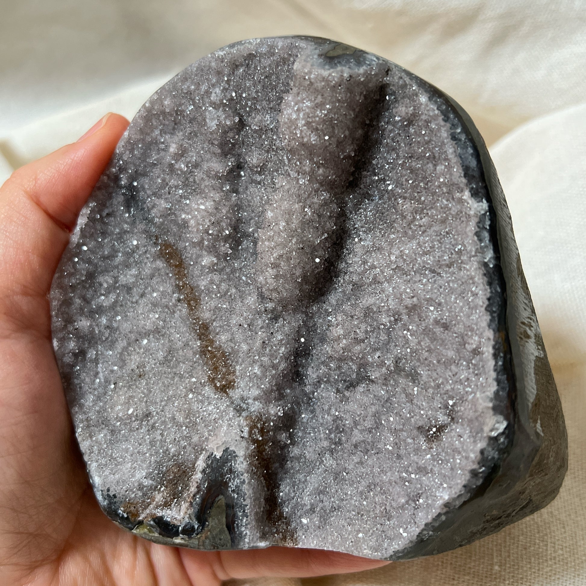 巴西軟糖淡灰紫異象紫晶鎮

因為他的一個特別記認，就立刻收下，紫晶鎮大多數都是差不多的外觀，所以有時候都真的是依賴感覺來收的

異象晶其實是紫水晶的變異，產量較紫水晶鎮稀少 ，異象晶鎮是吉祥如意的寶石，放置在辦公室、客廳、書房與臥室等，都可以用以淨化室內不淨的磁場及負能量。

異象晶鎮也可以幫手串消磁、淨化、充電。

紫水晶

-代表著智慧，幫助頭腦清晰

-增加機智，提高直覺力與潛意識

-有助思考，激發創意，加強記憶力

-有「社交之石」之稱，有助於常遇貴人

-紫色光招引人緣及貴人，具有中國風水學裡「因貴得財」之意。

-加強包容心、容忍性

-舒緩緊張情緒，鎮定安神