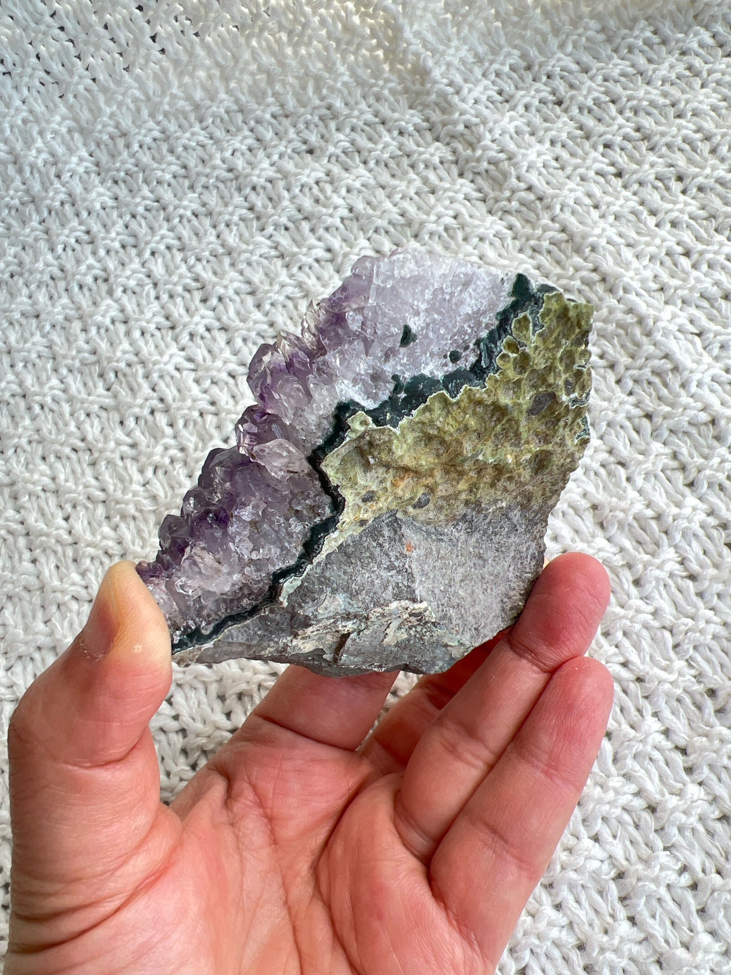 這個是有方解石共生同有少少異象紫晶的紫晶簇，小巧的外型，放屋企，工作枱最適合不過😊

紫晶簇

紫晶簇是吉祥如意的寶石，放置在辦公室、客廳、書房與臥室等，都可以用以淨化室內不淨的磁場及負能量。

可以幫手串消磁、淨化、充電。

紫水晶

-代表著智慧，幫助頭腦清晰

-增加機智，提高直覺力與潛意識

-有助思考，激發創意，加強記憶力

-有「社交之石」之稱，有助於常遇貴人

-紫色光招引人緣及貴人，具有中國風水學裡「因貴得財」之意。

-加強包容心、容忍性

-舒緩緊張情緒，鎮定安神