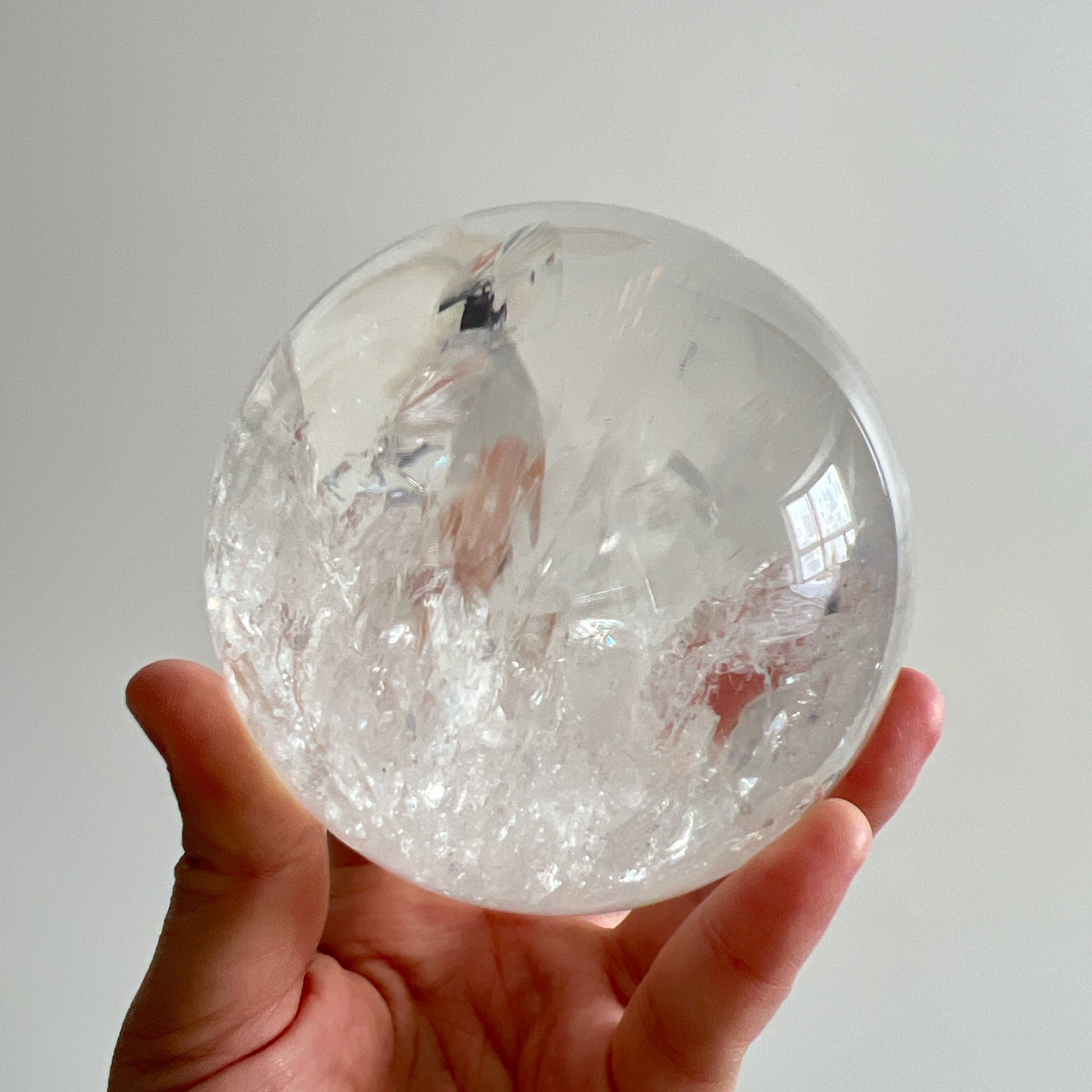 彩虹白水晶球

靜靜地看著，可以令煩悶的情緒暫時放下，享受寧靜的一刻😊

-「水晶之王」，是萬用療癒石

-能淨化四周負性能量

-釋放負能量，平衡內心的焦慮不安

-鎮定安神之效，開發智慧

-提升自我肯定，提升正能量

-幫助集中注意力，有助讀書求學