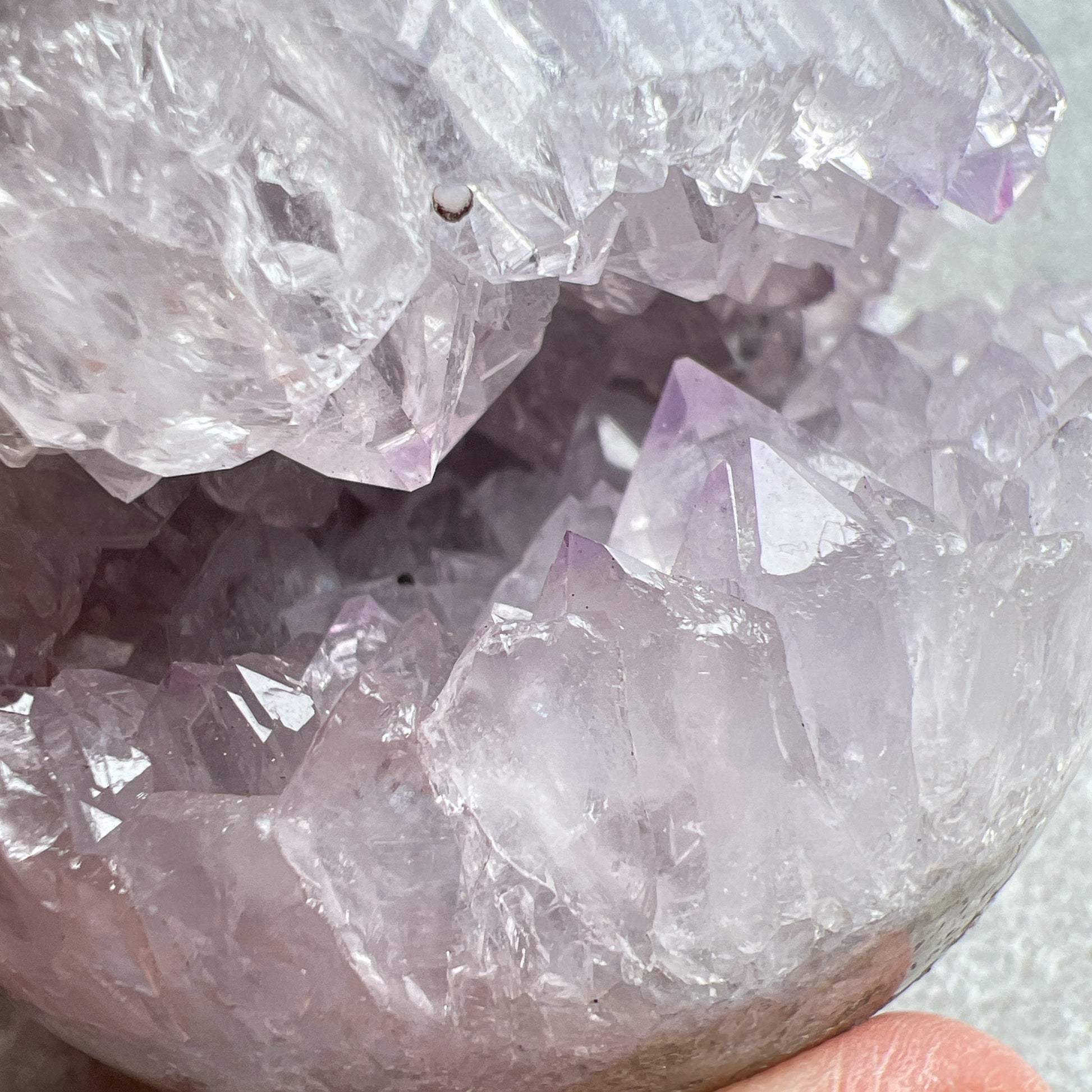 巴西紫晶開口笑球

這是一個全晶體，冇任何石皮，淡淡嘅丁香紫色，閃閃嘅晶牙，

水晶球背後還共生少量方解石。

開口笑水晶簇球是一種很多人喜愛的風水石，有招財聚財，招貴人之效用，如果想放置的位置唔容許擺設大型晶洞，這種開口笑一定會是最佳選擇😊

紫晶，一向代表著智慧，加強決策力，利人緣，對舒緩緊張情緒有幫助，促進問題解決。