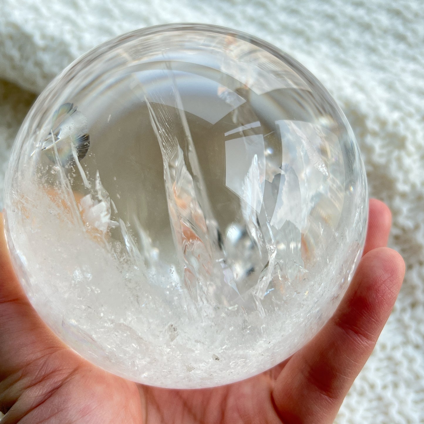 彩虹白水晶球

靜靜地看著，可以令煩悶的情緒暫時放下，享受寧靜的一刻😊

-「水晶之王」，是萬用療癒石

-能淨化四周負性能量

-釋放負能量，平衡內心的焦慮不安

-鎮定安神之效，開發智慧

-提升自我肯定，提升正能量

-幫助集中注意力，有助讀書求學