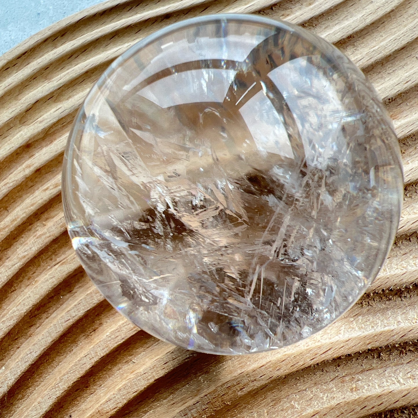 白水晶球

靜靜地看著，可以令煩悶的情緒暫時放下，享受寧靜的一刻😊

-「水晶之王」，是萬用療癒石

-能淨化四周負性能量

-釋放負能量，平衡內心的焦慮不安

-鎮定安神之效，開發智慧

-提升自我肯定，提升正能量

-幫助集中注意力，有助讀書求學