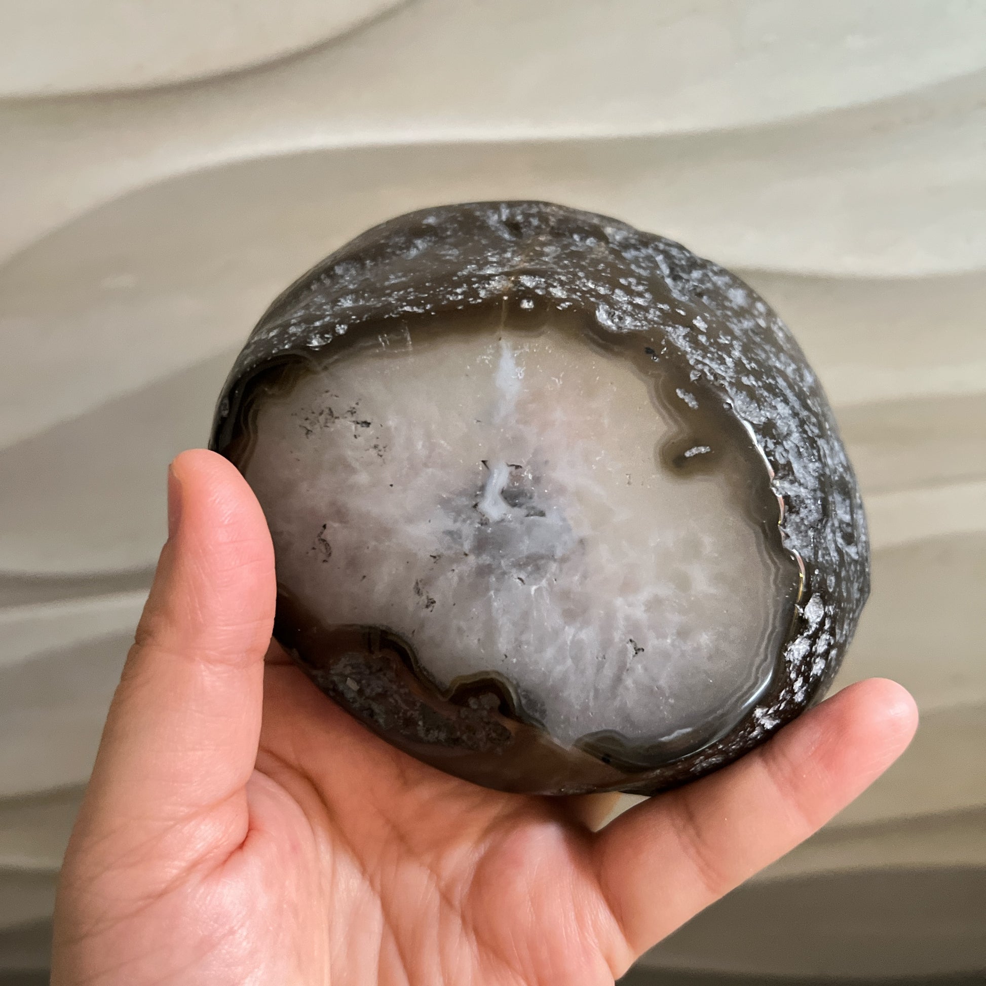 瑪瑙-Agate

瑪瑙碗，適合用作消磁手串飾物

-能令人精神放鬆，減少失眠症狀

-瑪瑙具有平衡，穩定及保護的作用

-也是護身符及辟邪物，有保平安功效

-瑪瑙維持身心和諧，增強愛、忠誠及勇氣