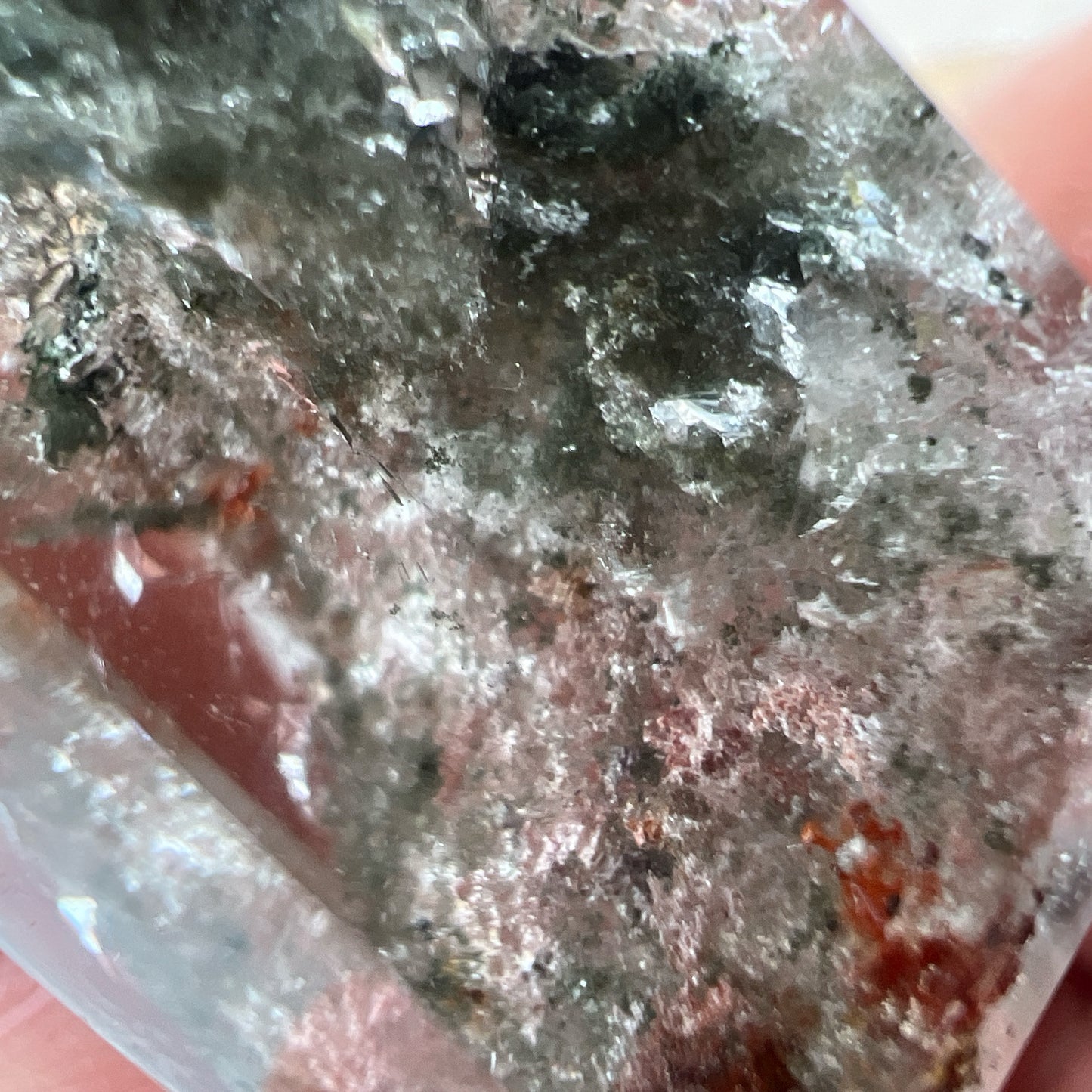 彩幽靈柱

幽靈是指內有多種顏色的火山泥或礦物質，主要有綠、紅、橙和白，包含了多種功效。

綠幽靈

-主正財，由事業，主意帶來的財富

-聚財，由辛勤努力而累積的財富

-招有助增旺事業的貴人

-平穩情緒

紅幽靈

-增加包容心與同理心

-增加理解力與包容能力

-招財的功效

-緩解疲憊，放鬆情緒

白幽靈

-淨化個人氣場

-提升記憶力
