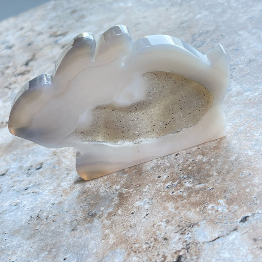 瑪瑙配軟糖晶牙 瑪瑙是玉髓礦石的一種，同為石英(Quartz)族的一員，有不同的顏色，多由半透明與不透明的條紋互相交替著，有著不同細膩的帶狀紋理和圖樣，全部都是獨一無二的圖案，非常特別，亦是我喜歡欣賞瑪瑙的其中一個原因。 瑪瑙亦是佛教七寶之一，自古以來是作辟邪，護身符之用，能量是沉厚，穩定而柔和的，對消除壓力，負面能量有幫助，從而能夠改善睡眠質素，增強記憶力。