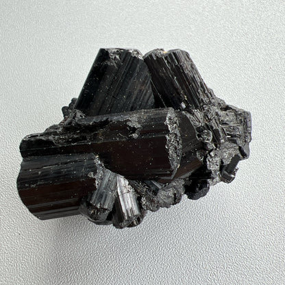 這次購入一批莫桑比克亮面精品黑碧璽原石, 有部份更是罕見的花形,每一顆都是非常精緻,紋路清晰,非常值得收藏。  黑碧璽  -可排除身上及空間的濁氣、病氣  -避邪化凶，避開不乾淨的邪物  -吸收負面能量，消除負能量