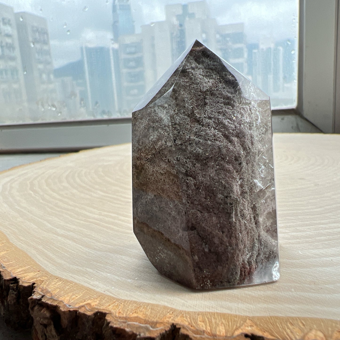 彩幽靈柱

幽靈是指內有多種顏色的火山泥或礦物質，主要有綠、紅、橙和白，包含了多種功效。

綠幽靈

-主正財，由事業，主意帶來的財富

-聚財，由辛勤努力而累積的財富

-招有助增旺事業的貴人

-平穩情緒

紅幽靈

-增加包容心與同理心

-增加理解力與包容能力

-招財的功效

-緩解疲憊，放鬆情緒

白幽靈

-淨化個人氣場

-提升記憶力