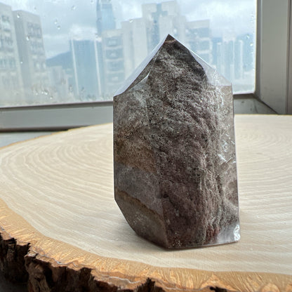 彩幽靈柱

幽靈是指內有多種顏色的火山泥或礦物質，主要有綠、紅、橙和白，包含了多種功效。

綠幽靈

-主正財，由事業，主意帶來的財富

-聚財，由辛勤努力而累積的財富

-招有助增旺事業的貴人

-平穩情緒

紅幽靈

-增加包容心與同理心

-增加理解力與包容能力

-招財的功效

-緩解疲憊，放鬆情緒

白幽靈

-淨化個人氣場

-提升記憶力