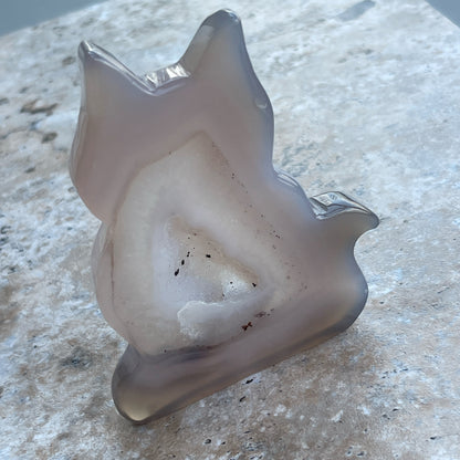 瑪瑙配軟糖晶牙 瑪瑙是玉髓礦石的一種，同為石英(Quartz)族的一員，有不同的顏色，多由半透明與不透明的條紋互相交替著，有著不同細膩的帶狀紋理和圖樣，全部都是獨一無二的圖案，非常特別，亦是我喜歡欣賞瑪瑙的其中一個原因。 瑪瑙亦是佛教七寶之一，自古以來是作辟邪，護身符之用，能量是沉厚，穩定而柔和的，對消除壓力，負面能量有幫助，從而能夠改善睡眠質素，增強記憶力。