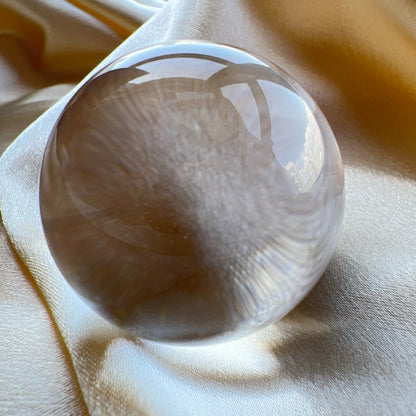 Clear Quartz Sphere 白水晶球

靜靜地看著，可以令煩悶的情緒暫時放下，享受寧靜的一刻😊

-「水晶之王」，是萬用療癒石

-能淨化四周負性能量

-釋放負能量，平衡內心的焦慮不安

-鎮定安神之效，開發智慧

-提升自我肯定，提升正能量

-幫助集中注意力，有助讀書求學

Diameter : 42.6mm