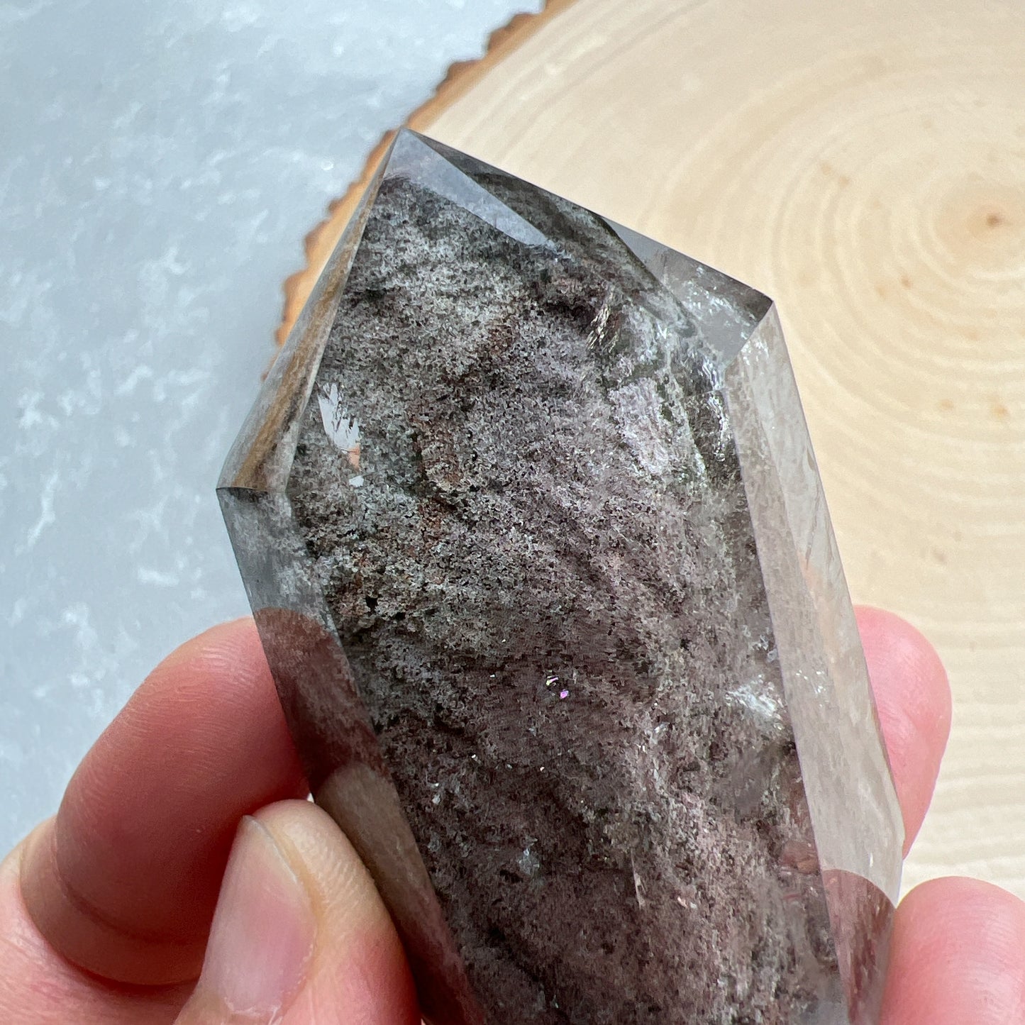 彩幽靈柱

幽靈是指內有多種顏色的火山泥或礦物質，主要有綠、紅、橙和白，包含了多種功效。

綠幽靈

-主正財，由事業，主意帶來的財富

-聚財，由辛勤努力而累積的財富

-招有助增旺事業的貴人

-平穩情緒

紅幽靈

-增加包容心與同理心

-增加理解力與包容能力

-招財的功效

-緩解疲憊，放鬆情緒

白幽靈

-淨化個人氣場

-提升記憶力