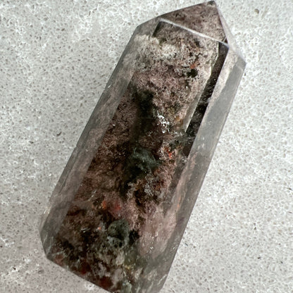 彩幽靈柱

幽靈是指內有多種顏色的火山泥或礦物質，主要有綠、紅、橙和白，包含了多種功效。

綠幽靈

-主正財，由事業，主意帶來的財富

-聚財，由辛勤努力而累積的財富

-招有助增旺事業的貴人

-平穩情緒

紅幽靈

-增加包容心與同理心

-增加理解力與包容能力

-招財的功效

-緩解疲憊，放鬆情緒

白幽靈

-淨化個人氣場

-提升記憶力